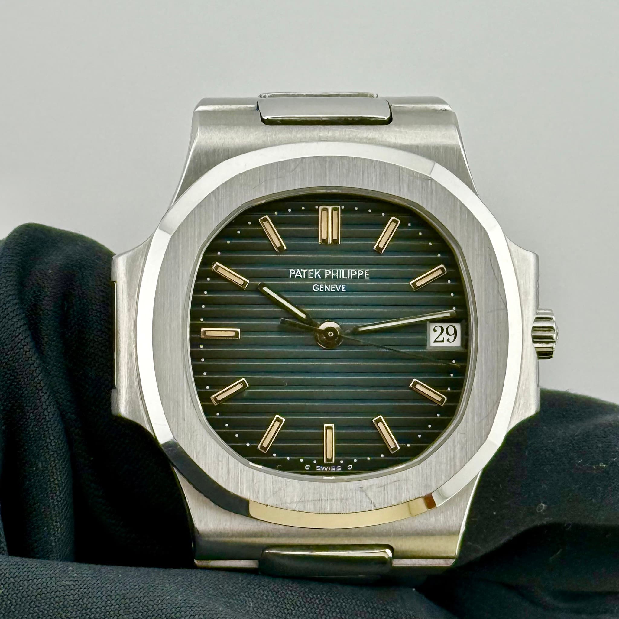 May be an image of wrist watch and text that says '如 0 A Cmoe PATEKPHILIPPE PATEK PHILIPPE GENEVE 29 I I. SRSS 55 -'