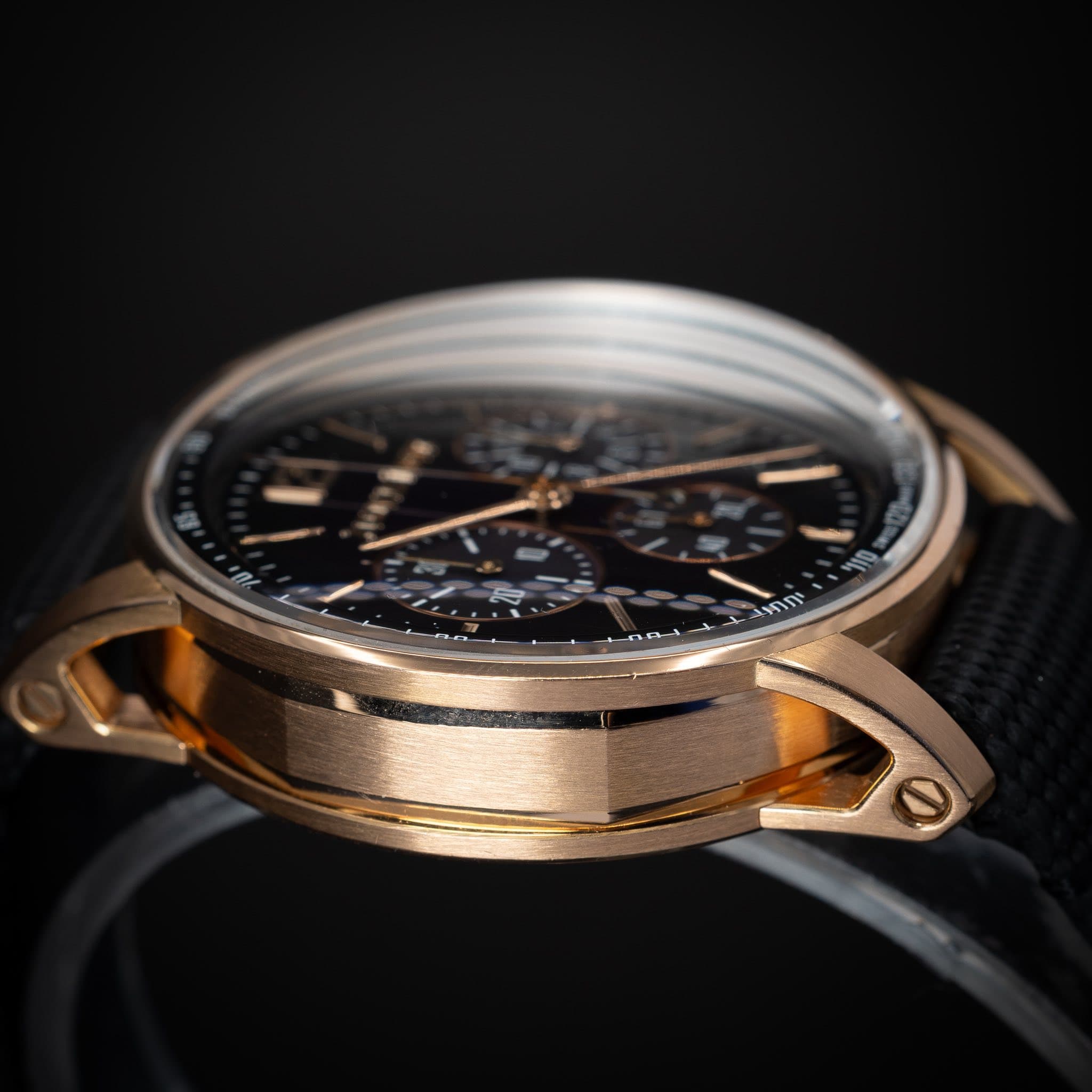 May be an image of wrist watch and text that says 'ID יתחו ٥٥'