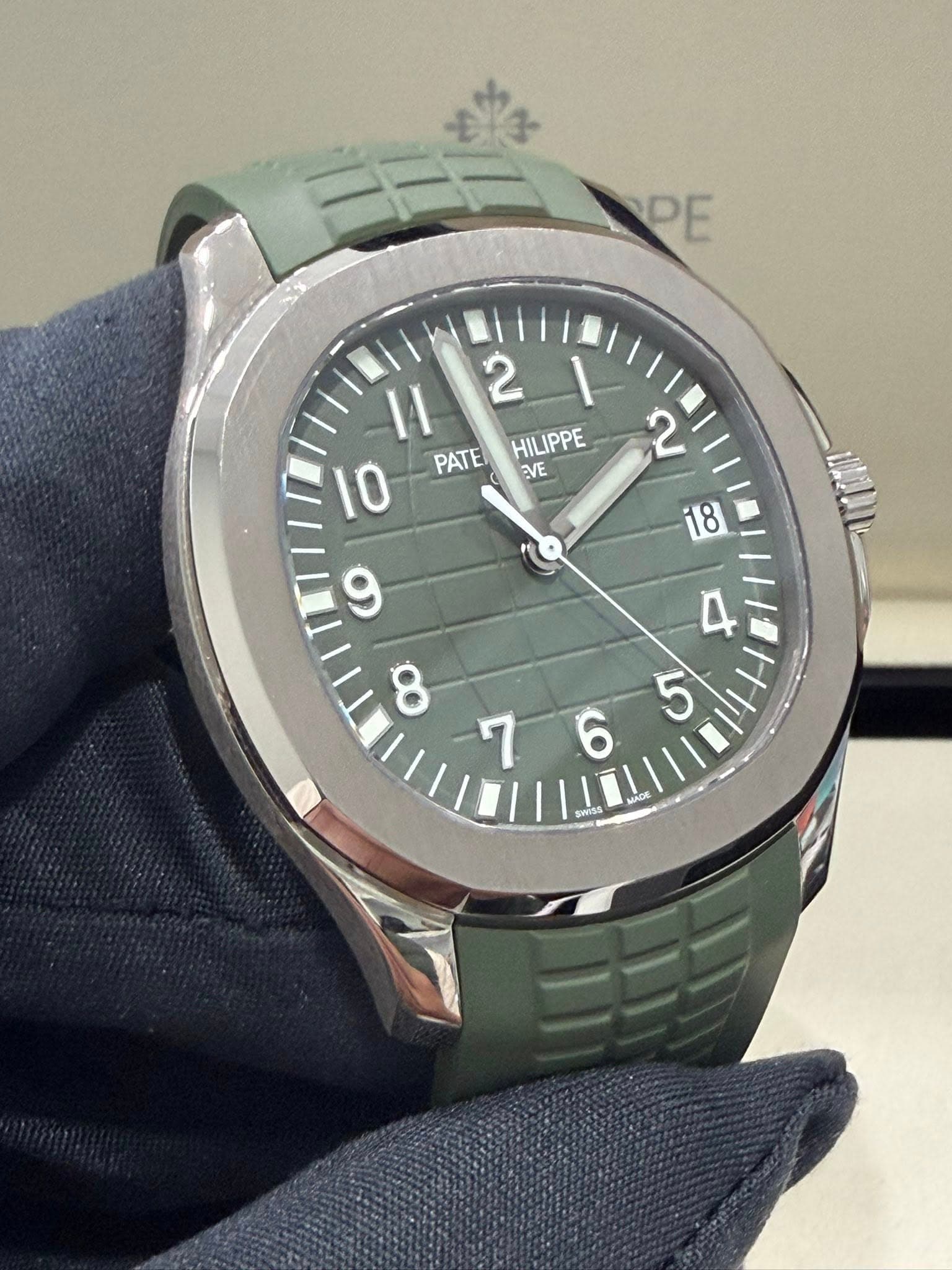 May be an image of wrist watch and text that says 'DE I1 2 ١ HILIPPE ល 10 PATE EVE 6 i8 ـ 8 5 ٧ 6'