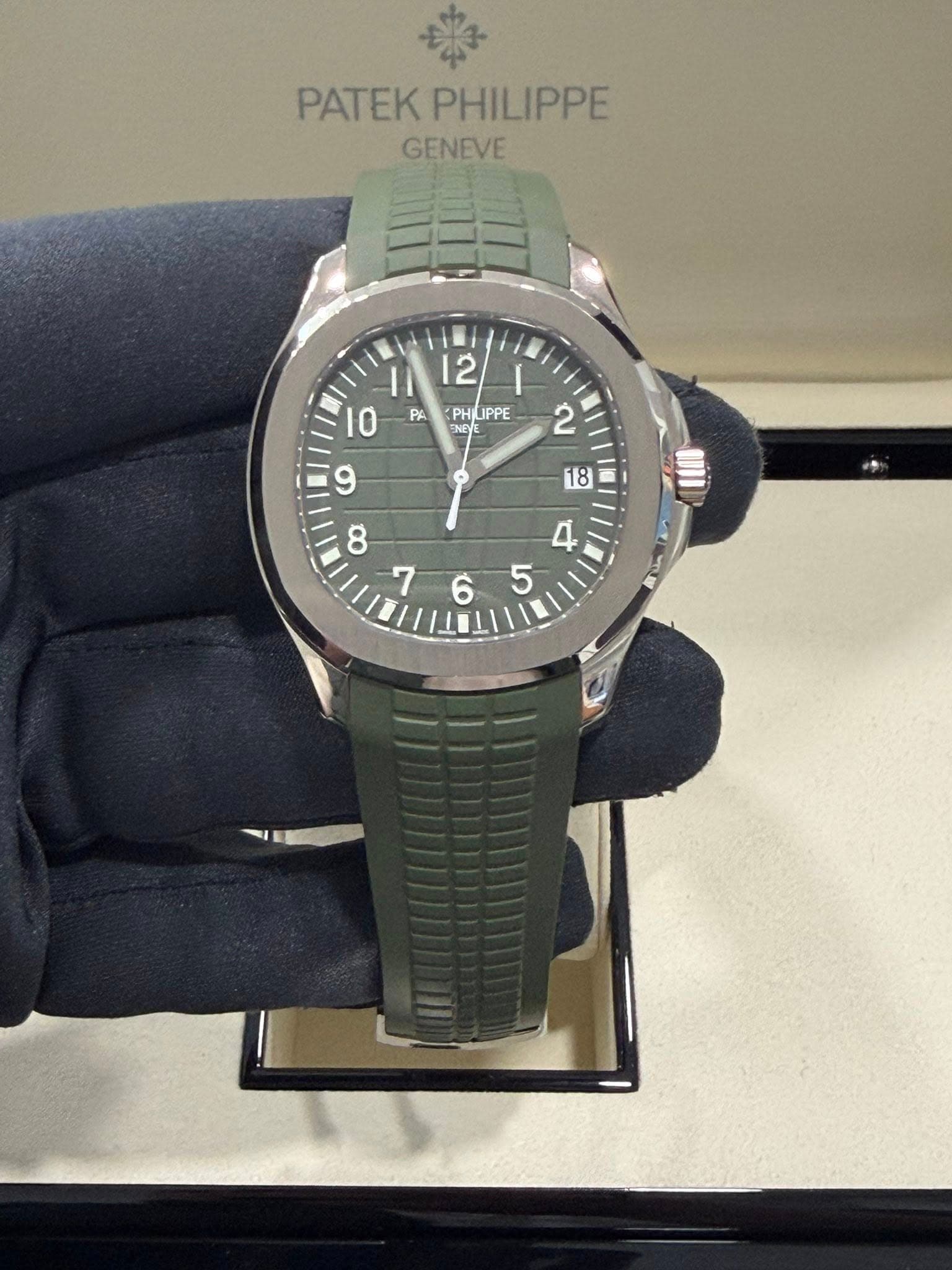 May be an image of wrist watch and text that says 'PATEK PATEKPHILIPPE PHILIPPE GENEVE 12 PA I PHLPPE NEYE 2 10 9 ထ '
