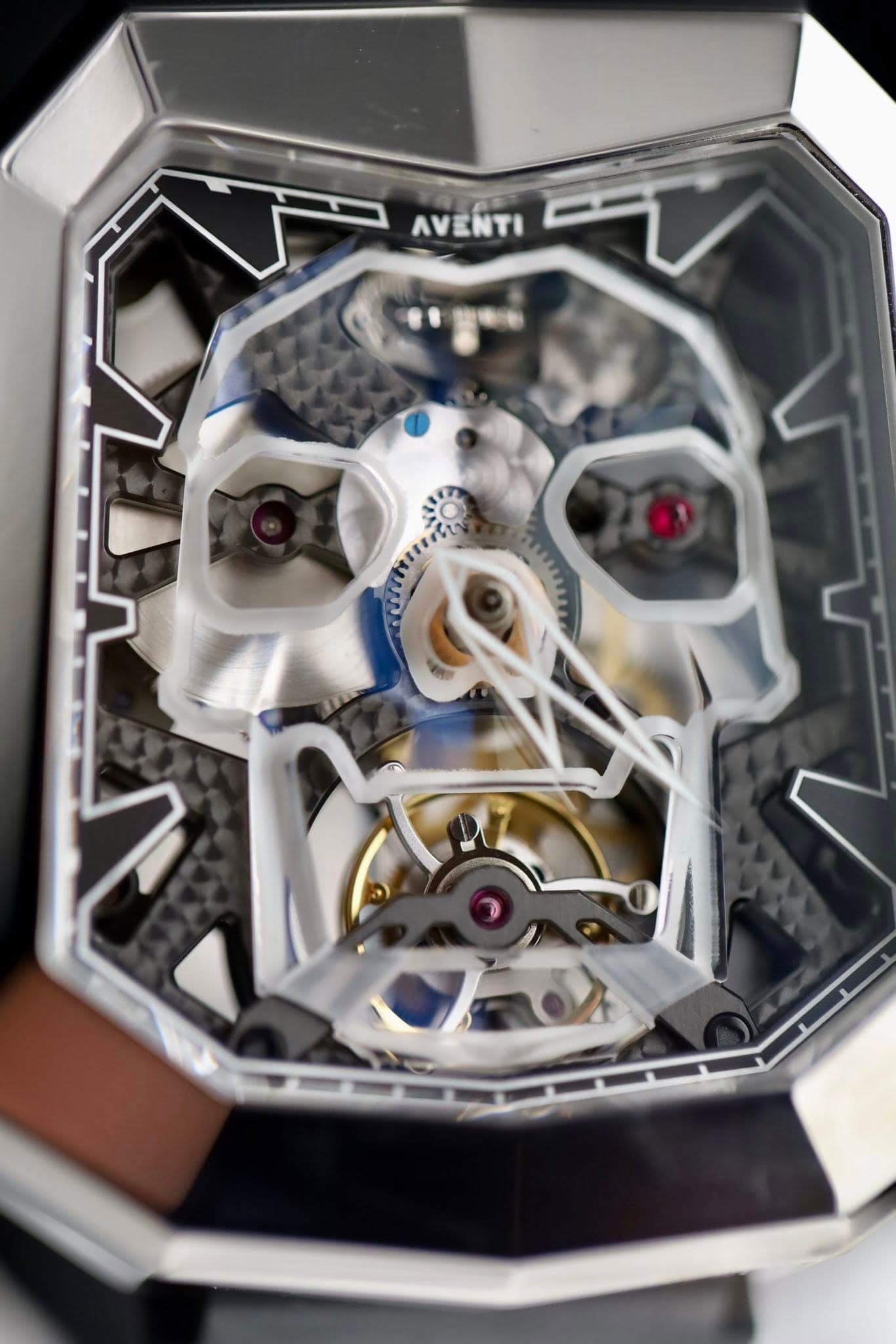 May be an image of wrist watch and text that says 'AVENTI م ት'