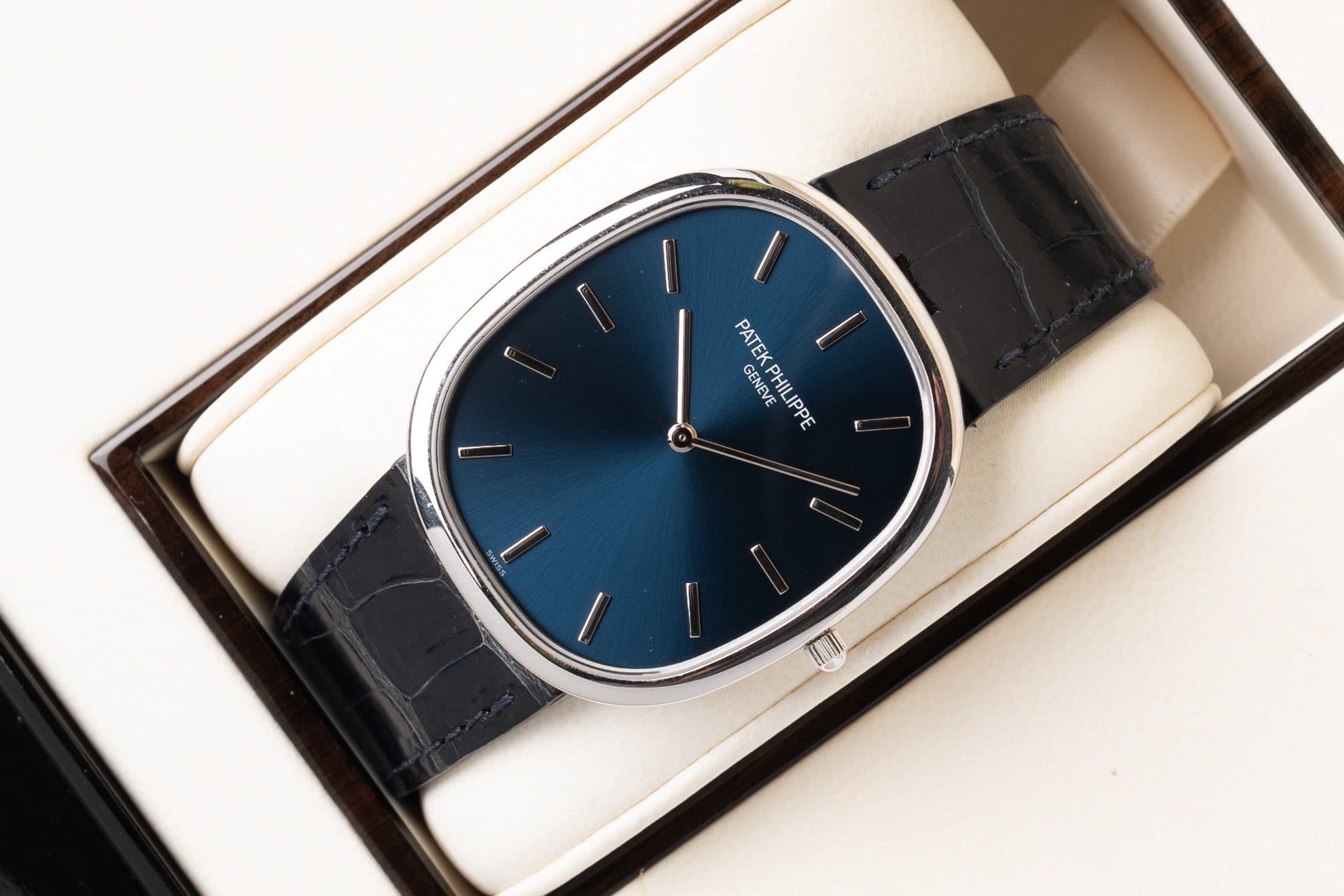 May be an image of wrist watch and text that says 'PATEKPHILIPPE GENEVE PHILIPPE PATEK'