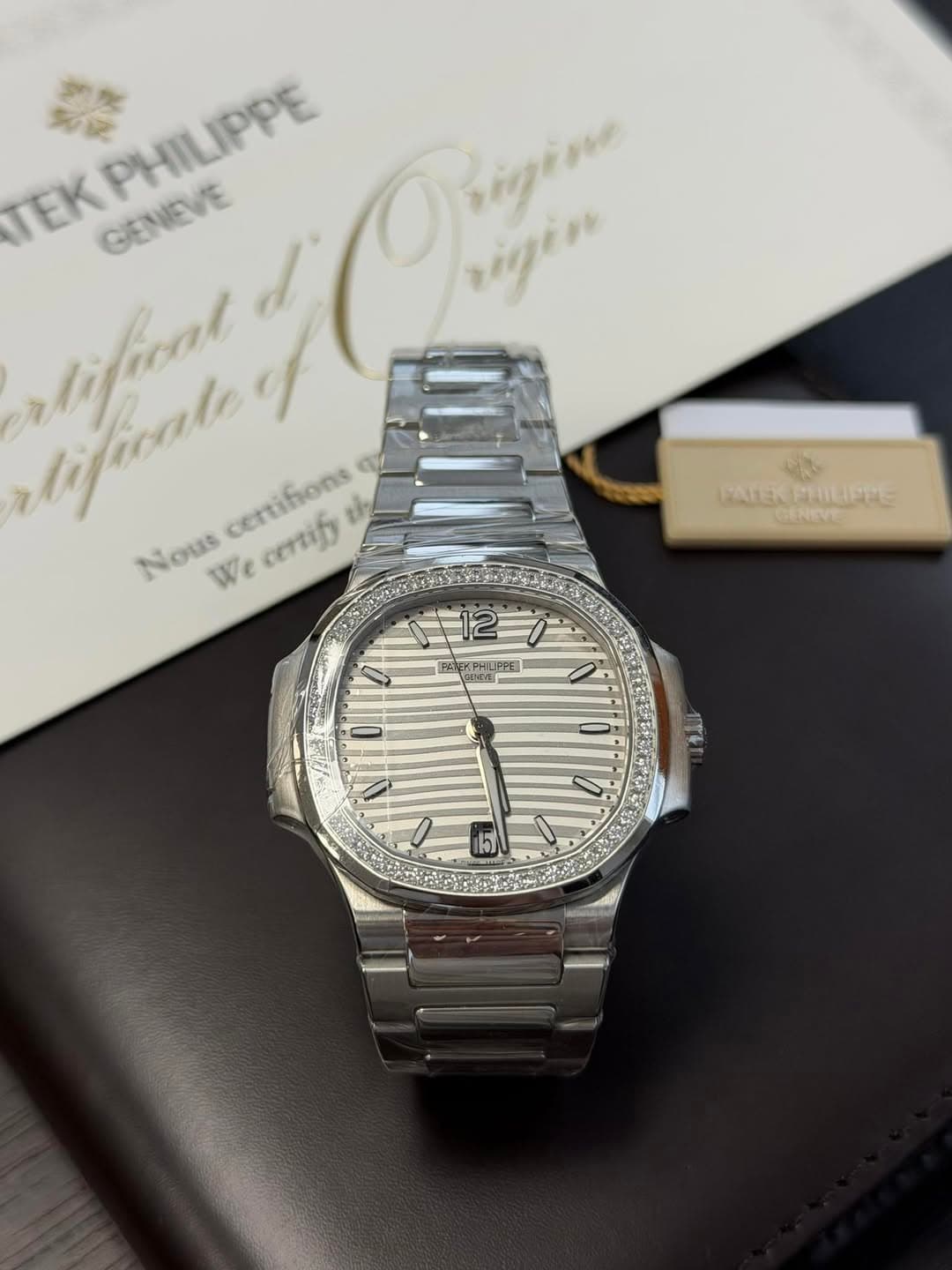 May be an image of wrist watch and text that says 'TEK PHILPPE PHILIPPE GENIEVE rigin certihons N NoUS We Wecertify certity 東 FATEXPEILIPTE AUEK FHLERE CENEVE'