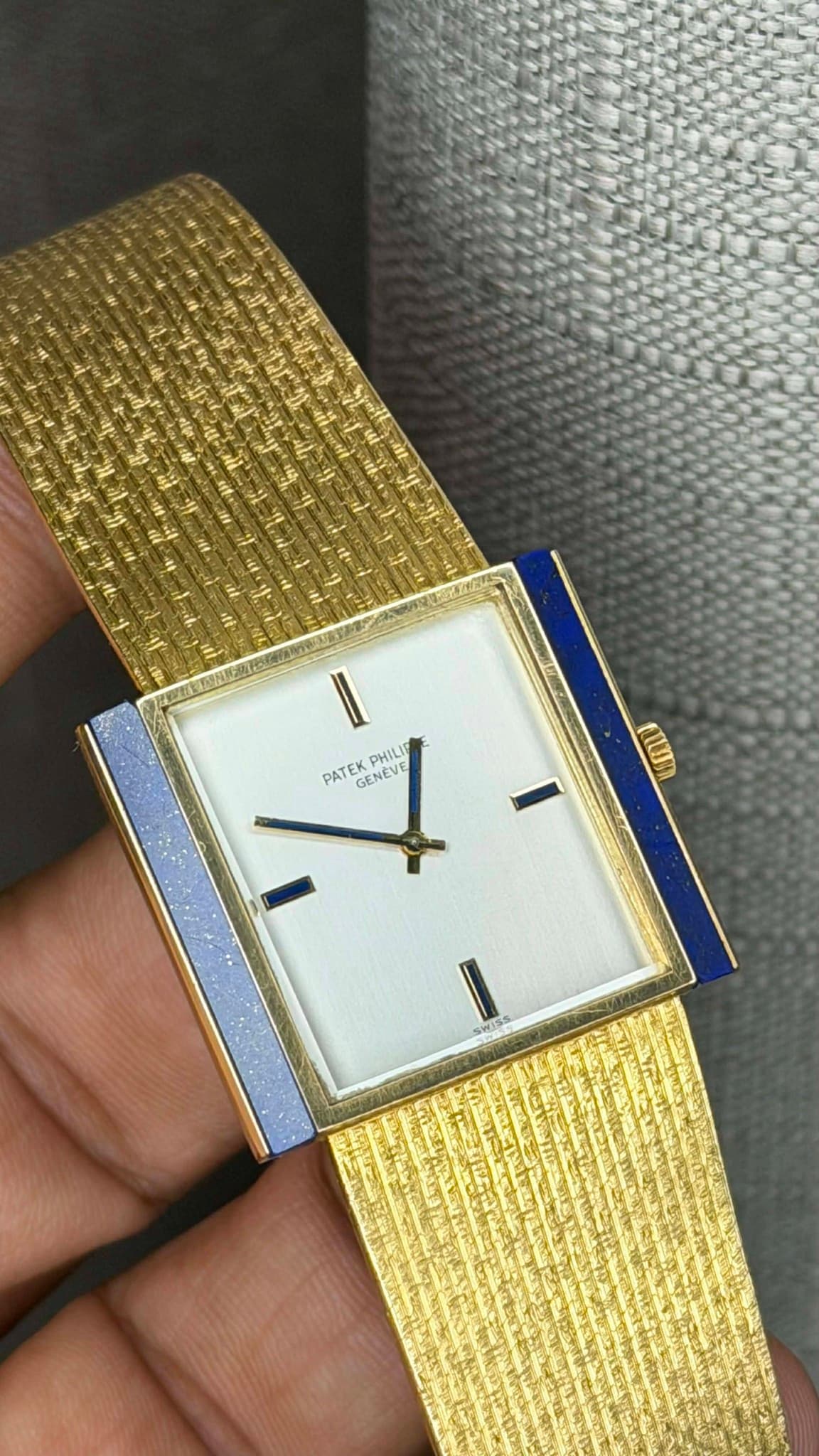 May be an image of wrist watch and text that says 'PATEK PHILIE PHI GENEVE ENEVE ሰሆ'