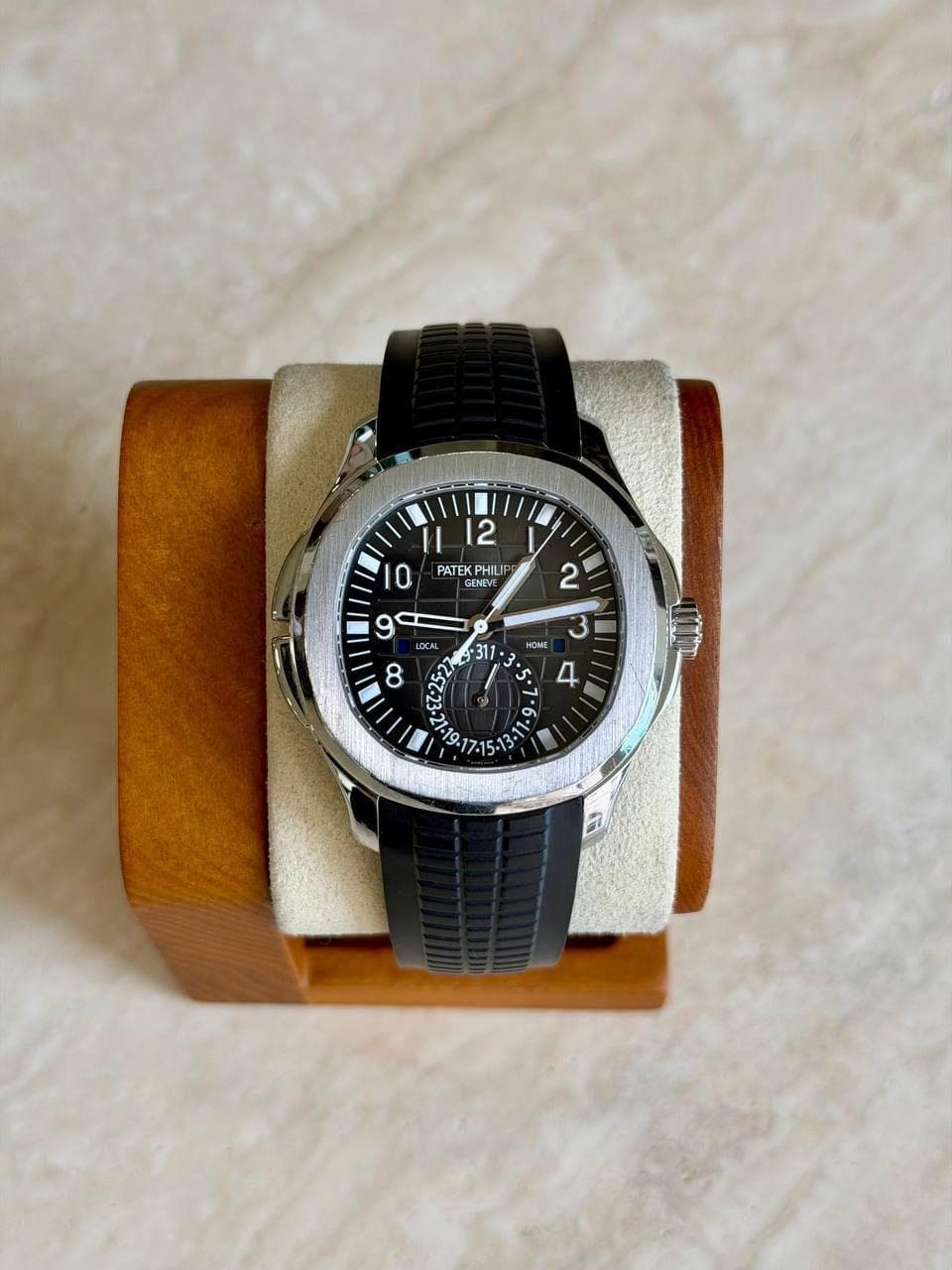 May be an image of wrist watch, leather and text that says '2 0 PATEK PATEKPHILIP PHILIF GENEVT 2 311 HOME 4 9 LDCAL OCAL '