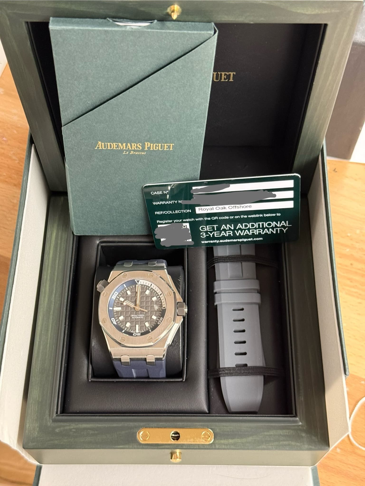 May be an image of wrist watch and text that says 'UET AUDEMARS AUDEMARSPIGUET PIGUET Le BnRwиR CASE WARRANTYN NTY a konee REFICOLLECTION Royal RayalOakOftshere Oak Oftshore…