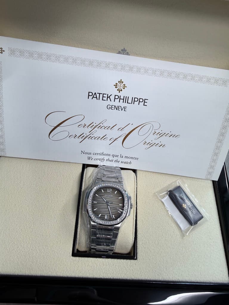 May be an image of wrist watch and text that says 'PATEK PHILIPPE GENEVE Cratfur Derlificate Qriine rigin Nous certifions que W certify that the la montre watch SOVRRKAY 12 2 3d 美冰…