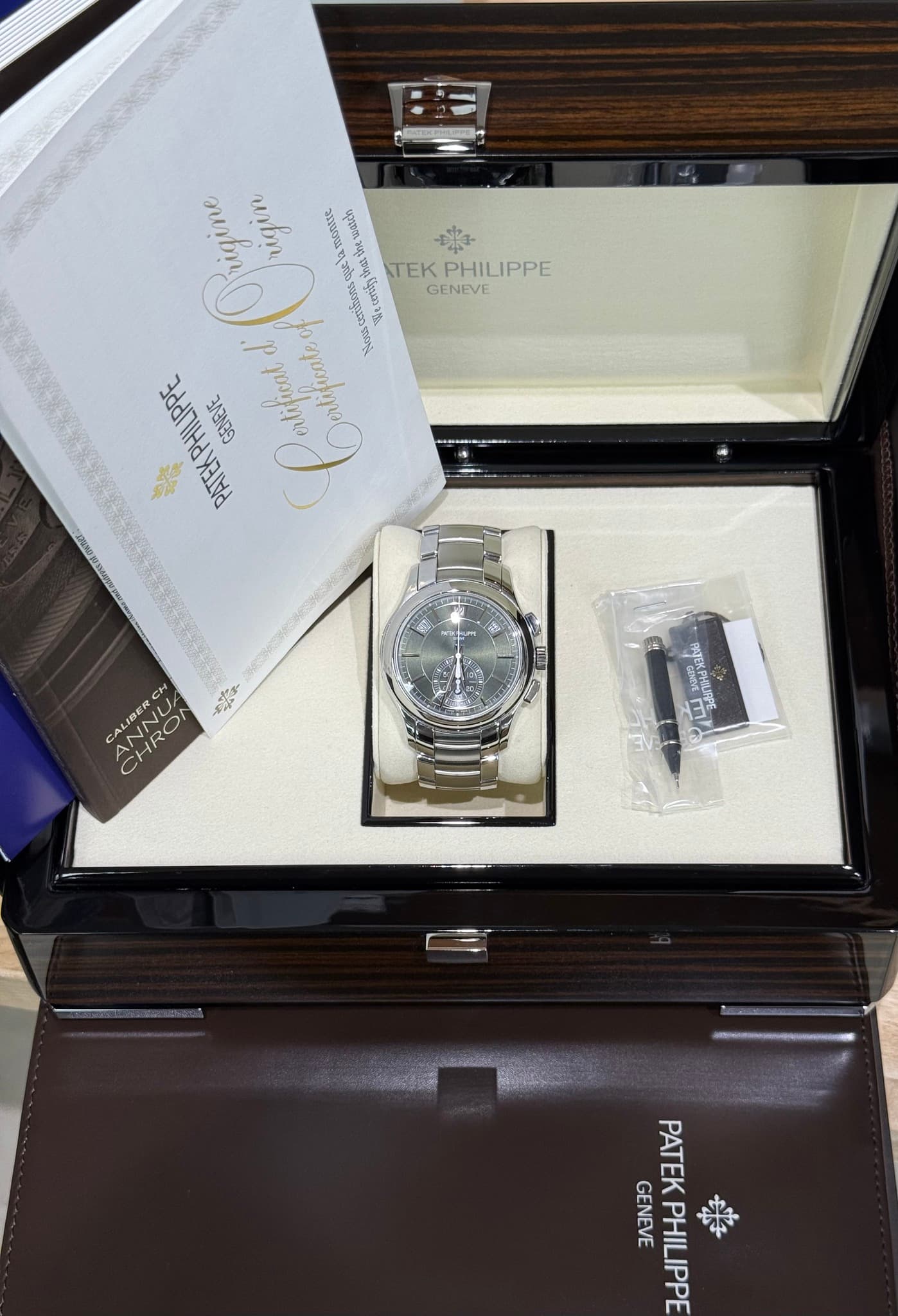 May be an image of wrist watch and text that says 'ေ បំណះរប TEK PHILIPPE LIPPE GENEVE Origine nigin rigin di GENEVE ertifical Dertifcateo ertificateo 숯음 PATKPΗИUΡΡΕ PATEY ብንንት…