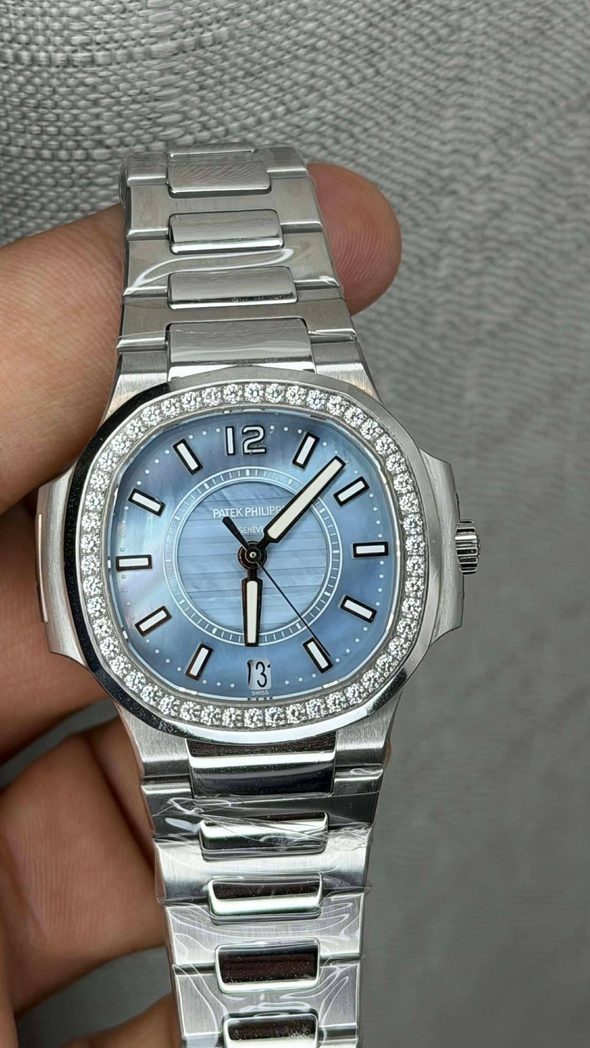 May be an image of wrist watch and text that says 'I 12 PHILIPP יני IL A PATEKPHILIPO PATEK ENEM I U I جن I'