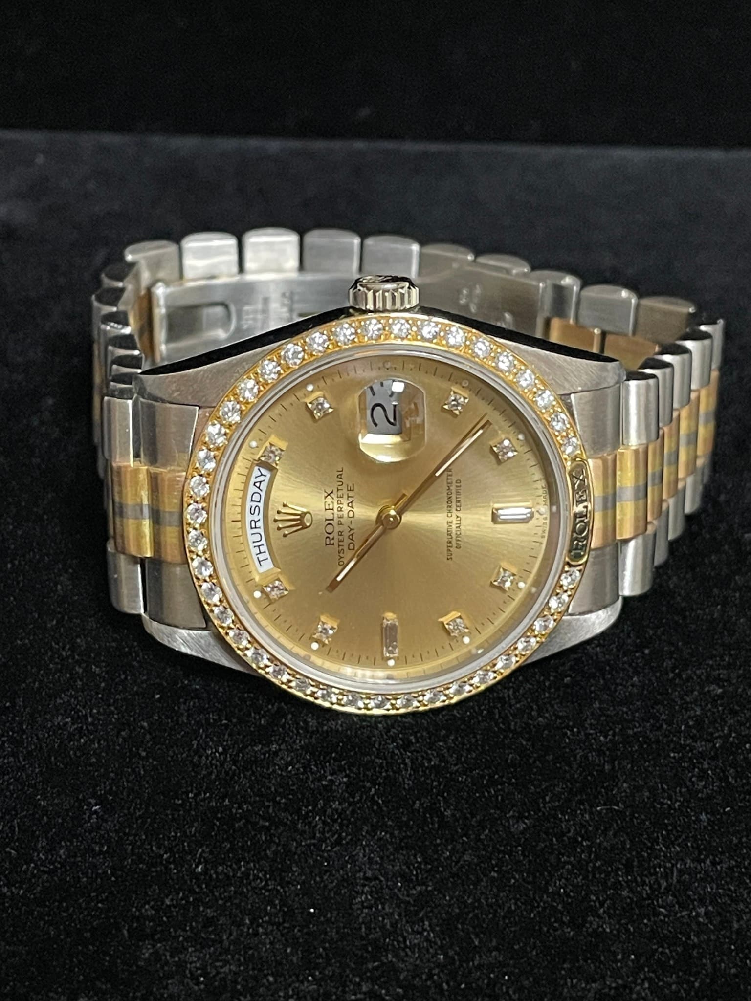 May be an image of wrist watch and text that says 'AP လ ۰٠ 21 THURSDAY W ROI ROLE EX DATE 국린 CERTIRED SPERUCALE и'