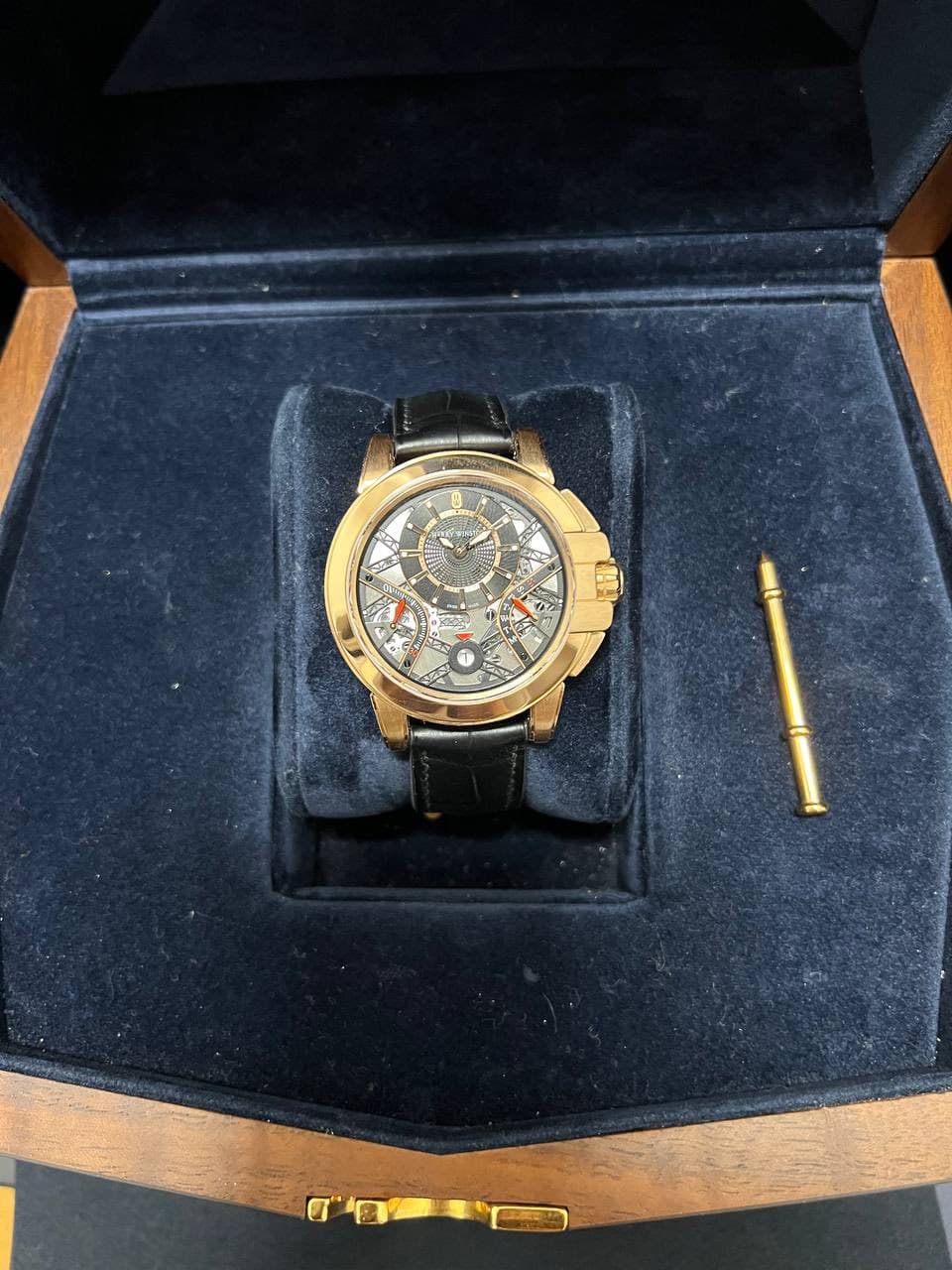 May be an image of wrist watch and text that says '- ア रर'