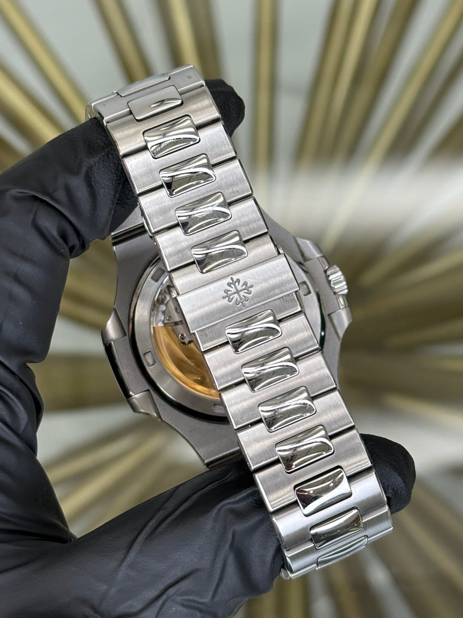 May be an image of wrist watch and text that says '楽'