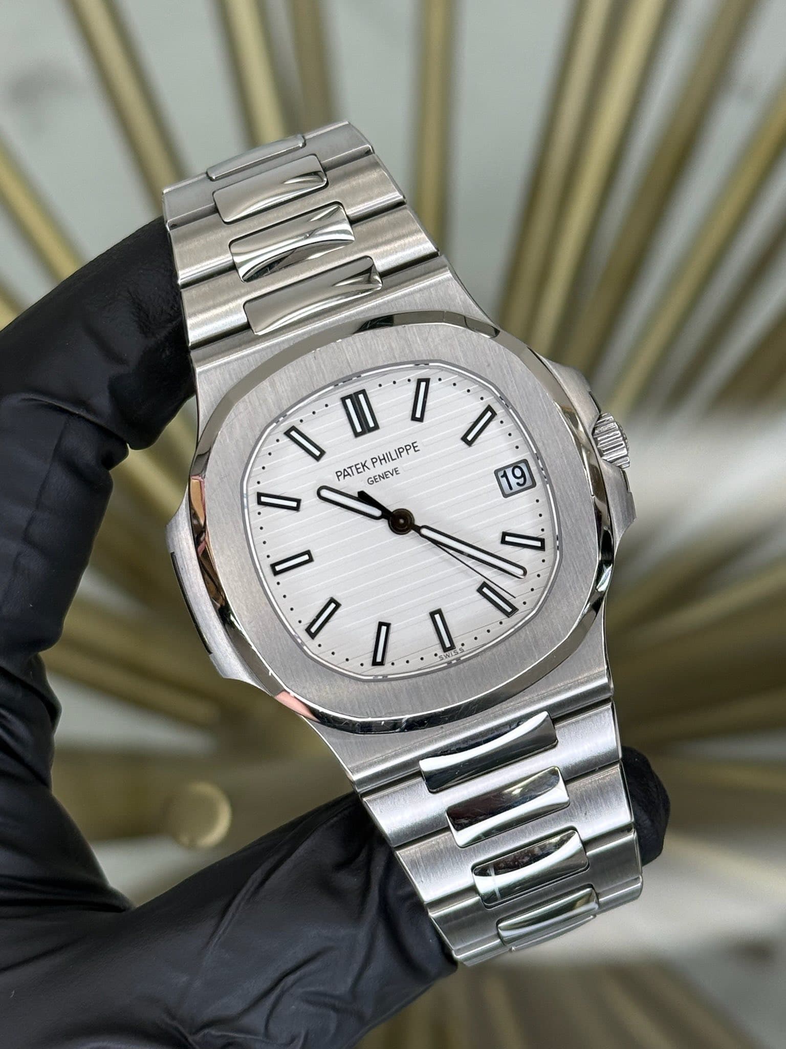 May be an image of wrist watch and text that says 'I II I D PATEK GENEVE PATEKPHILIPPE HILIPPE 6 I I / I I I O O'