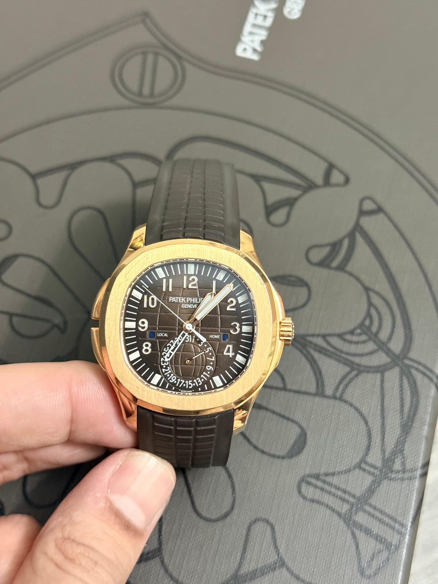 May be an image of wrist watch and text that says 'PATEK 12 PATEK PATEKPHIUP PHIUP GENEVE GUNEM 10 2 9 MOME '