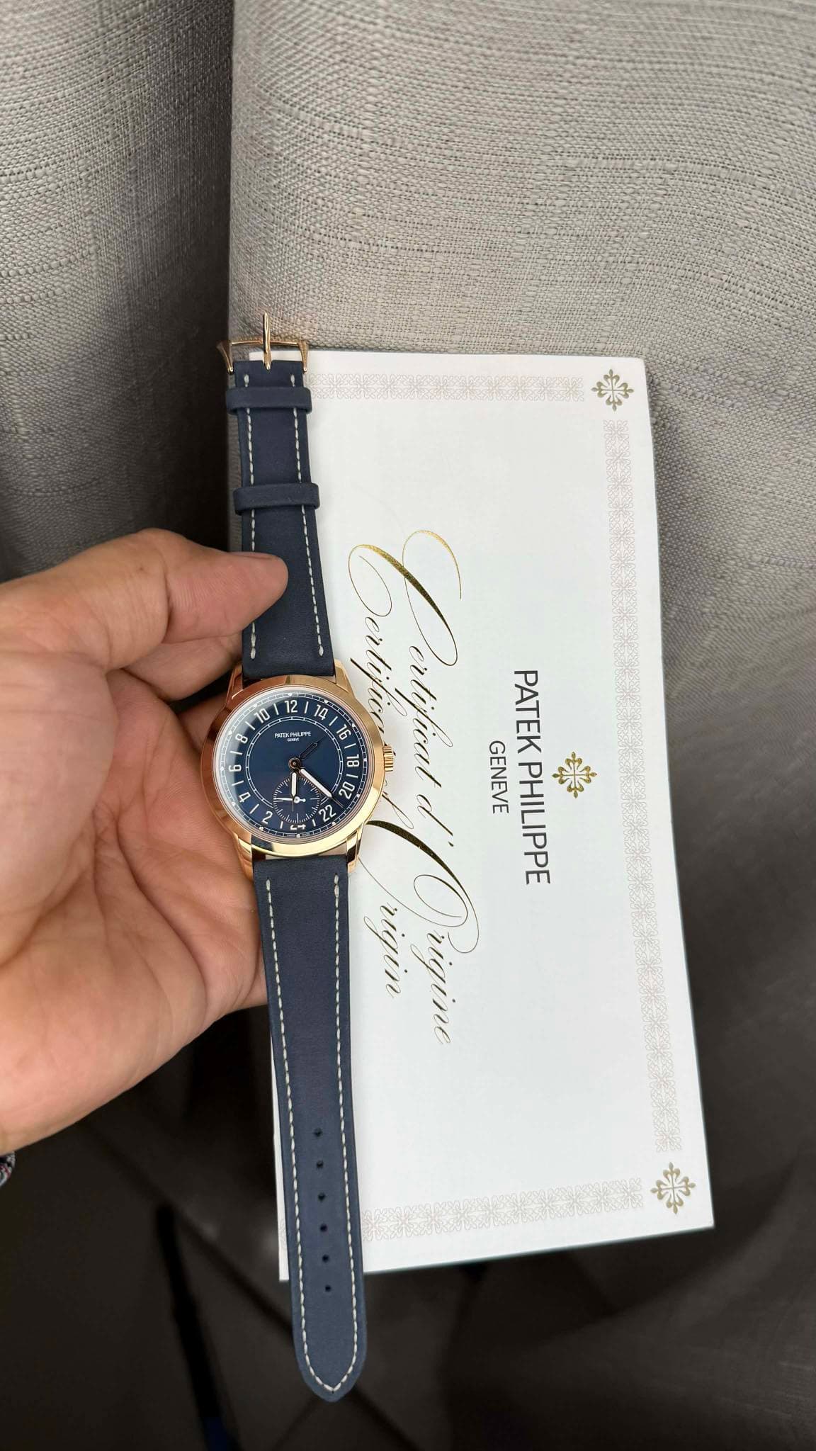 May be an image of digital watch and text that says '112 14 la 12 소트 PATEK 18 Pulfrut ن fial 201 GENEVE PHILIPPE PATEKPHILIPPE 楽 rigin rigine'