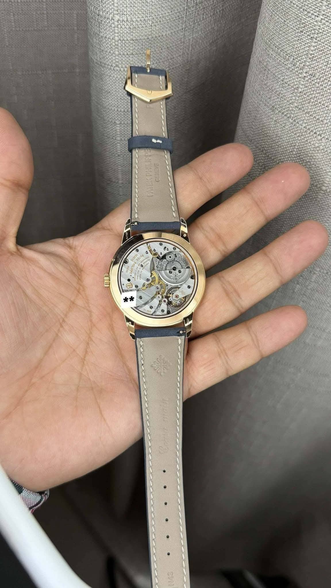 May be an image of digital watch and text that says '三 mUL o **'