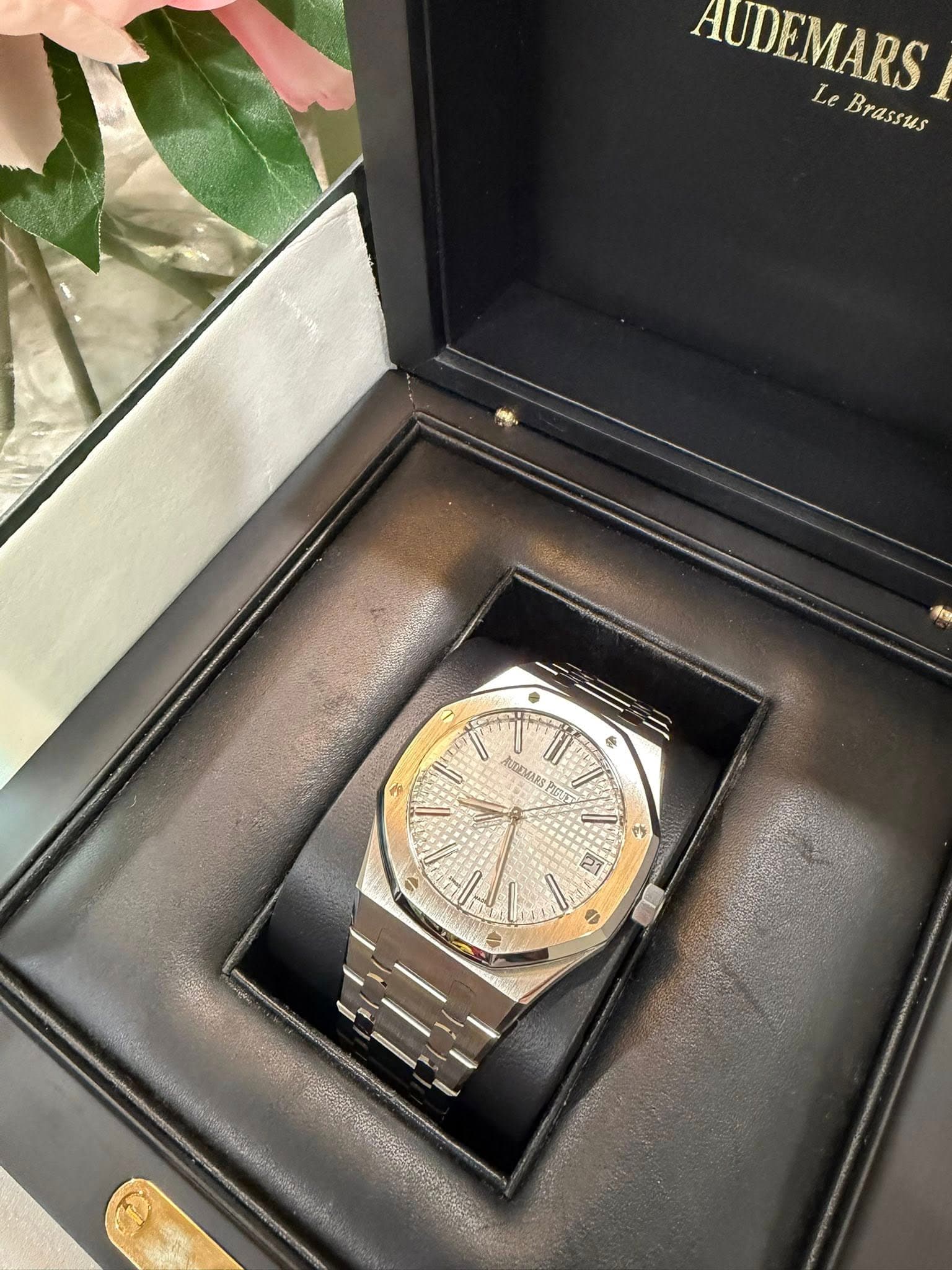 May be an image of wrist watch and text that says 'AUDEMARS Le Brassus Brassus 3 TUEDMARS ۱iا d y 3 B IA / 00'