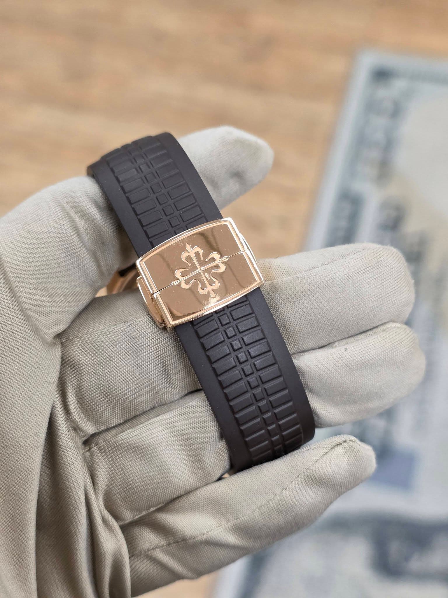 May be an image of wrist watch, leather and text that says '氷'