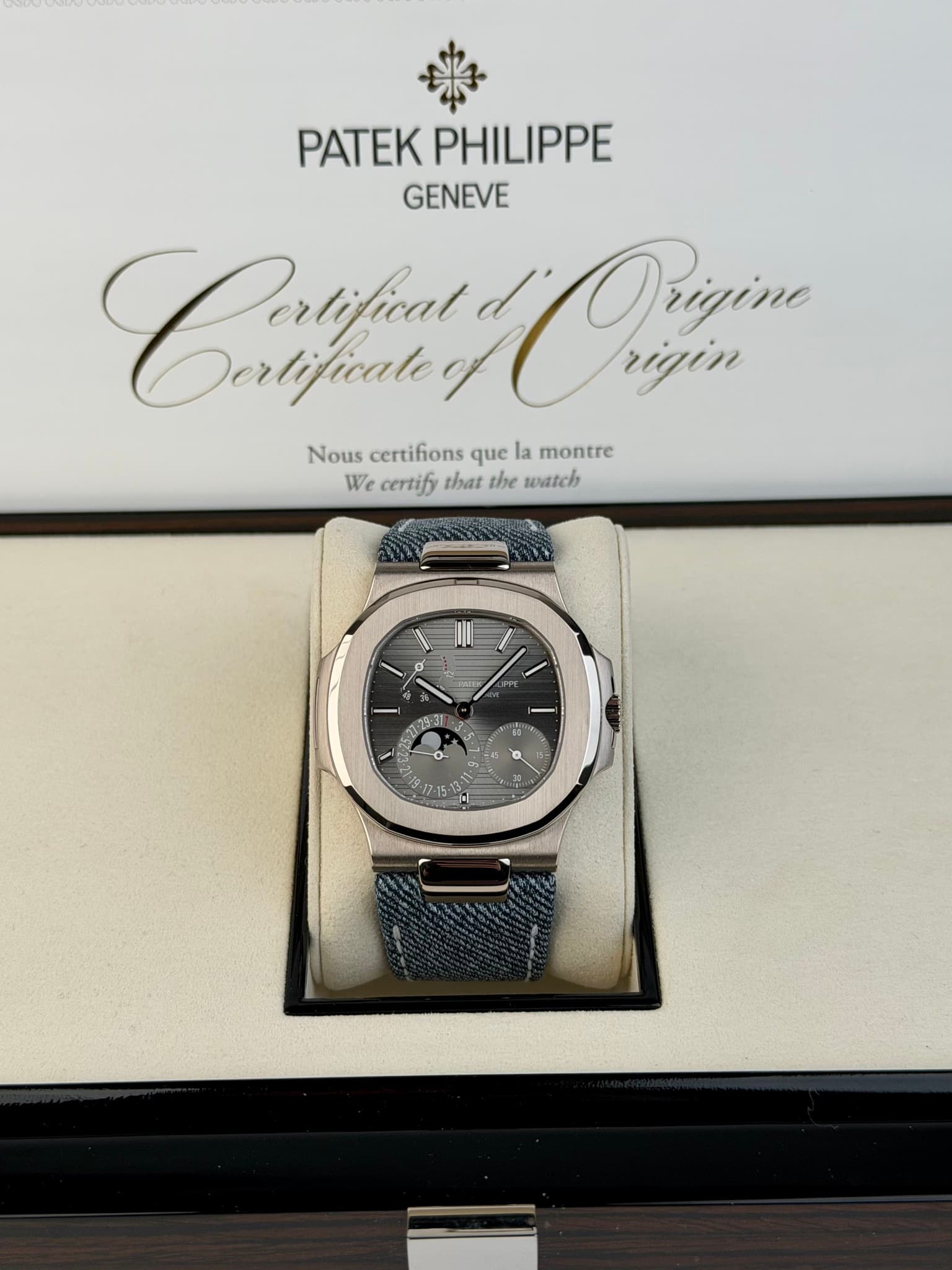 May be an image of wrist watch and text that says 'PATEK PATEKPHILIPPE PHILIPPE GENEVE Crtful Dertificale Oranin Prigine rigin Nous certifions que la montre We certify that the…