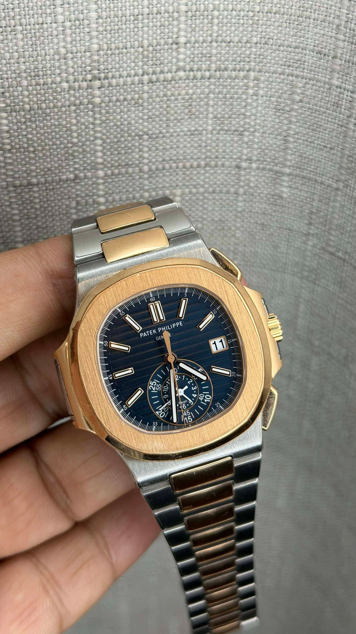 May be an image of wrist watch and text that says 'y 00 PATE TEK PHN PHILIPPE 0 11 10 لح 10 40 10 عاي 0gl'