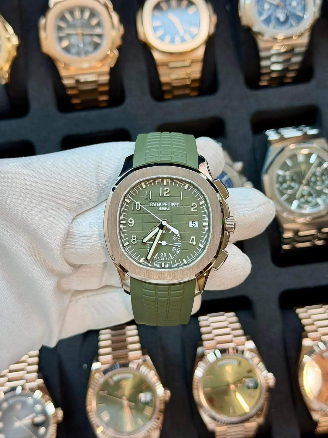May be an image of wrist watch and text that says 'I1 12 ኢሣዋህ 10 PATEKPH LIPPE PATEKPHILIFPE CONENE GENEN HENE 9 2 U 5 2 क 8 OF Y U V نن 3 30 0 L لاه 4 ea'