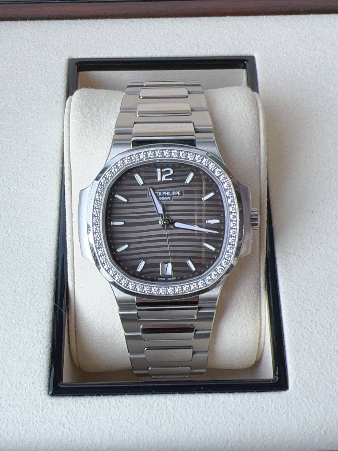 May be an image of wrist watch and text that says '12 EK EKPHILIPPE ILIPPE ELST GENEVE SE NEVE dE'
