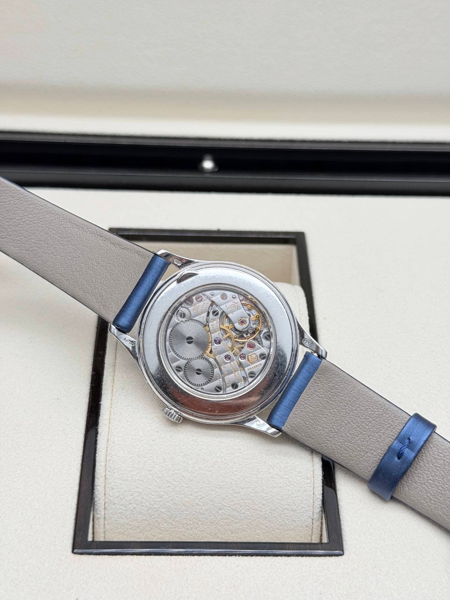 May be an image of wrist watch and text that says '6 שעלע 2 정 N T ሰ'