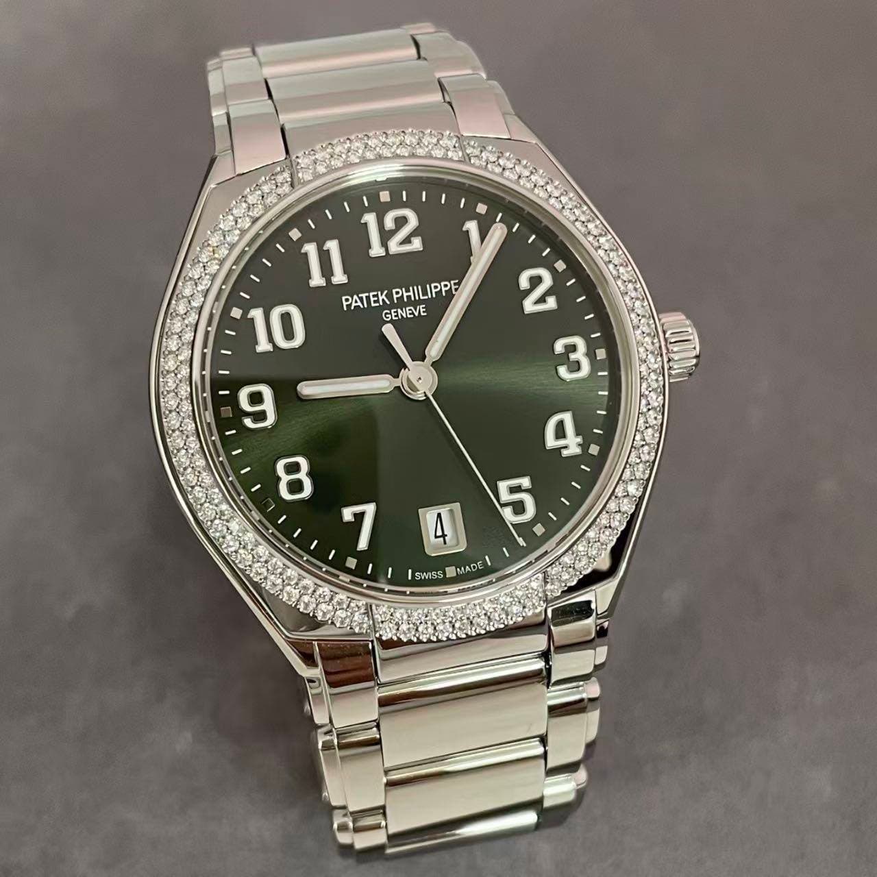 May be an image of wrist watch and text that says '11 1112 PATEKPHILIPPE PATEK GENEVE 12 PHILIPPE 10 9 8 1 ዮርታ ባን 3 聞 4 5 4 4 SWISSMADE LMADE SWISS'