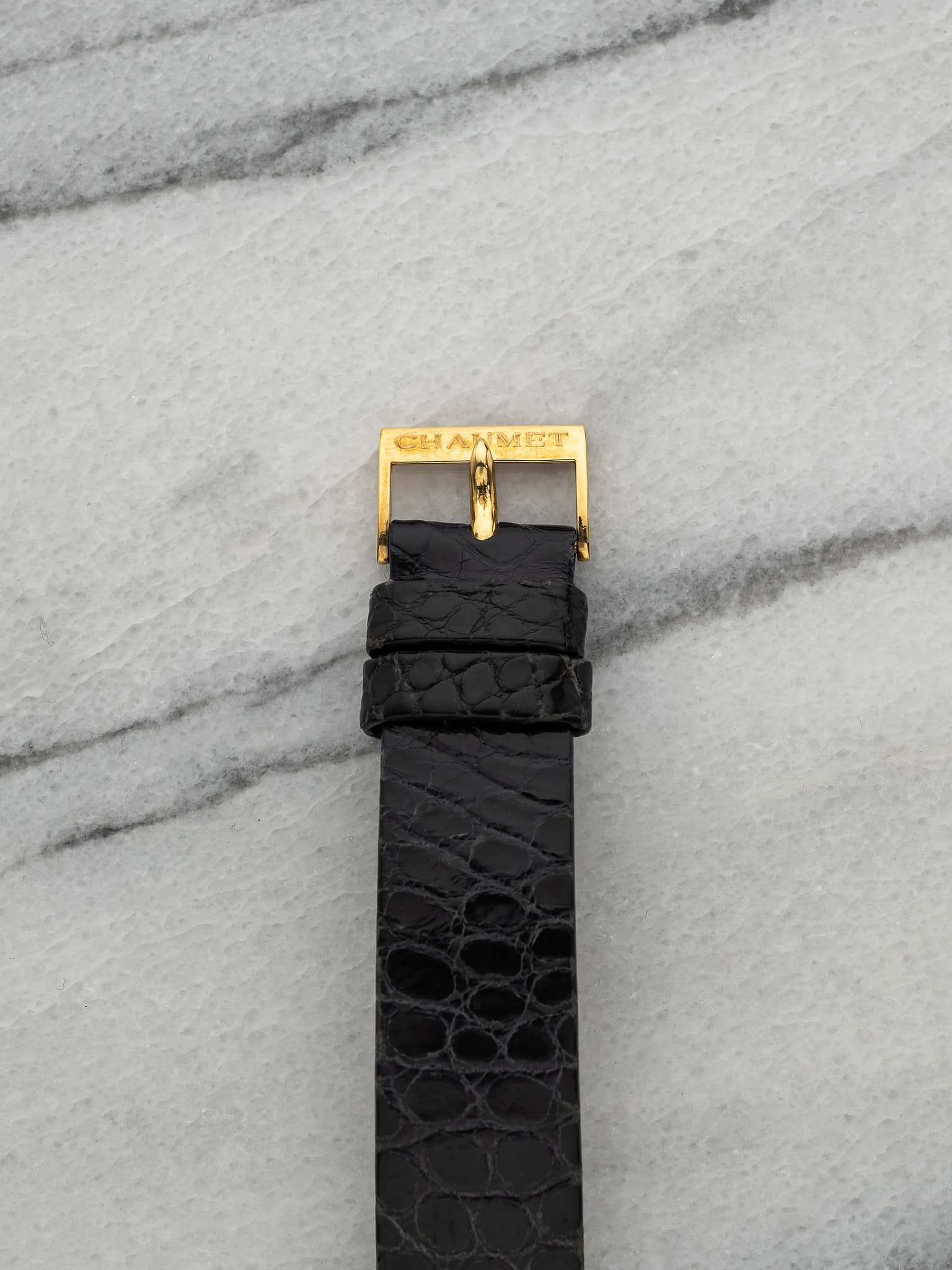May be an image of leather, wrist watch and text that says 'CH CHANMET Ah FRJT ET'