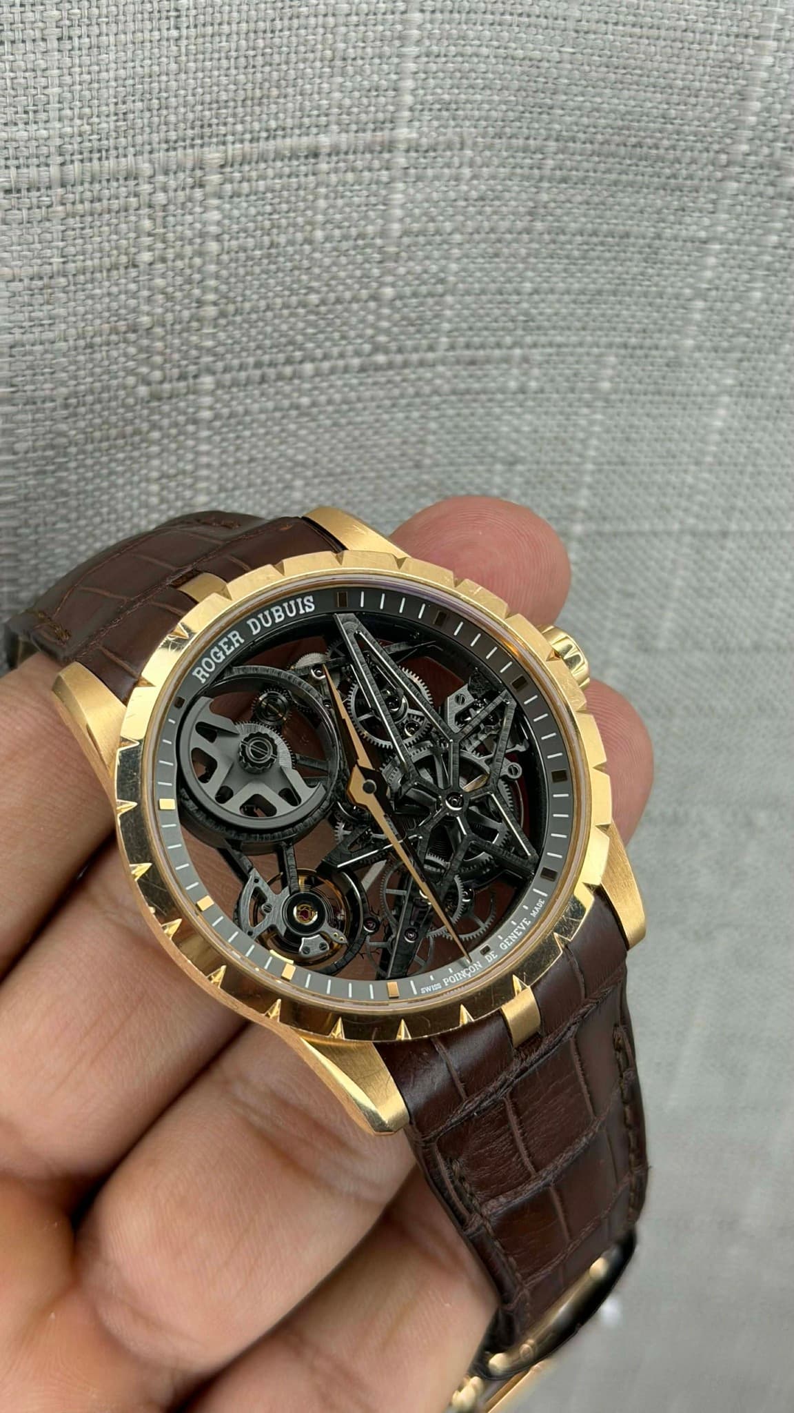 May be an image of wrist watch and text that says 'DUBUIS MI ROGER Ablbl N MEAOS KS SENEVE าย PORICON DE'