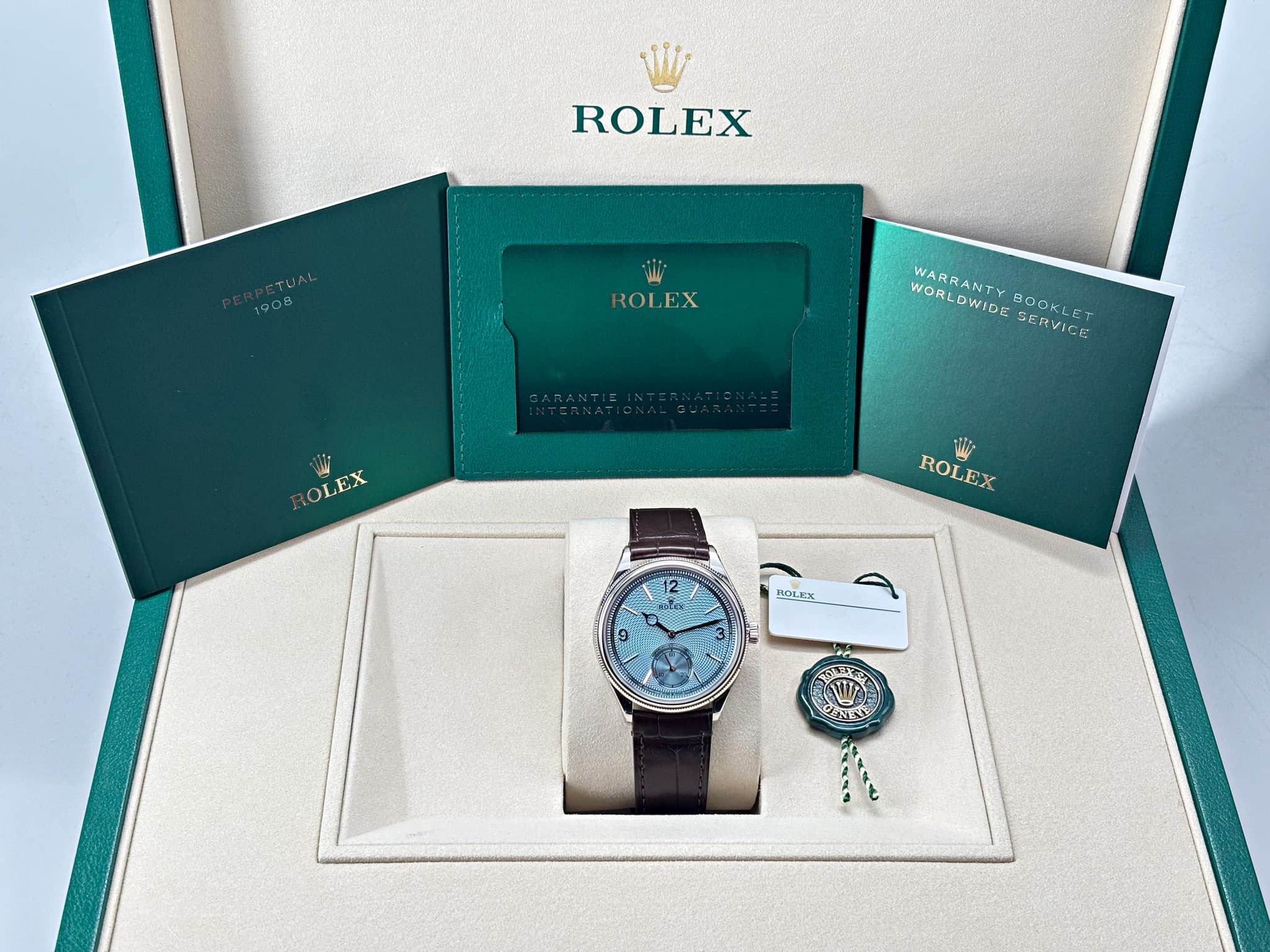 May be an image of wrist watch and text that says 'W ROLEX TUA 1908 W ROLEX WORLOWIDE WARRANTY BOOKLET SERVICE WOWLET د ROLEA ROLEX HOLEX O ت'