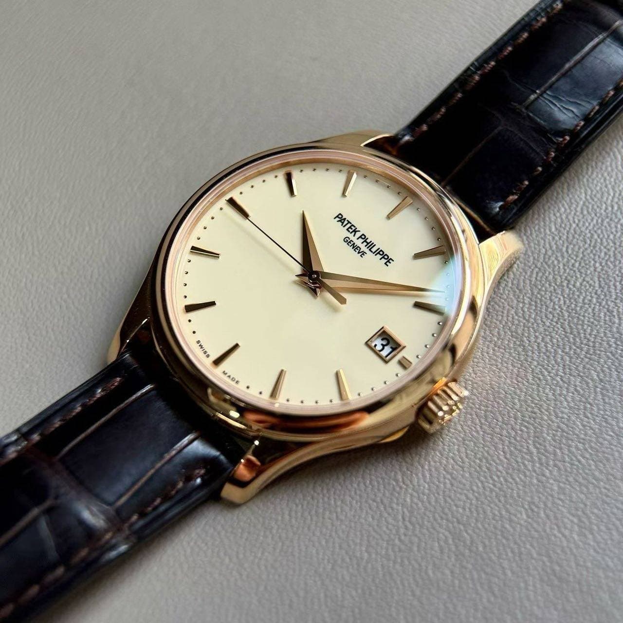 May be an image of wrist watch and text that says 'PATE GENEVE HII HILIPPE PPE CEA VEVE UE SWIGS MADE 31 ב !AID'