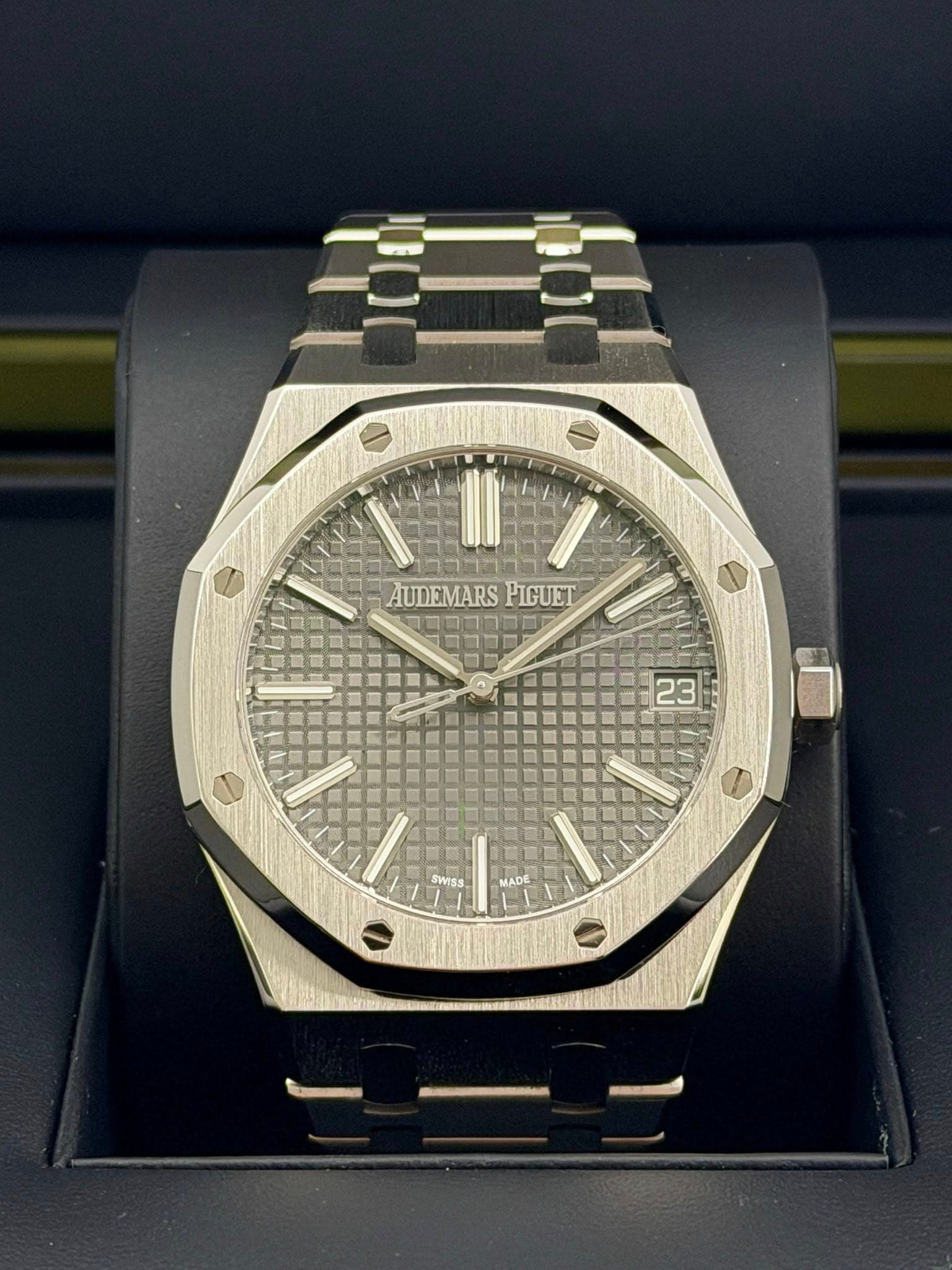 May be an image of wrist watch and text that says 'ToN AUDEMARS AUDEMARSPIGUET PIGUET 23 23'