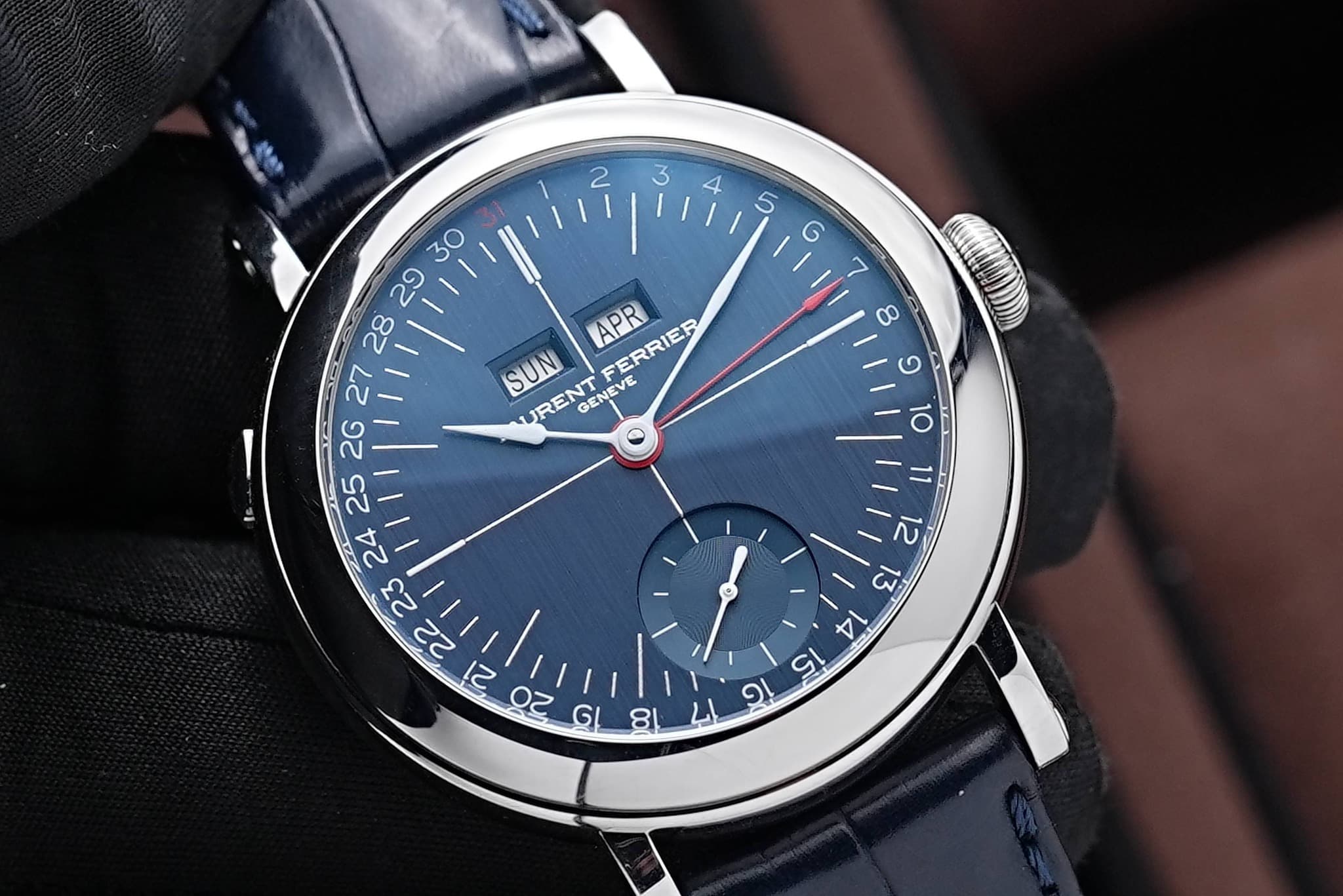 May be an image of wrist watch and text that says '2 3 4 5 I G 7 8 APR ERRIER SUN URENT URENTFERRIER IRENTF GENEVE ១ ls 2G 2Z GI 九 ผี ١۱ ذ 1G 00 ረ1'