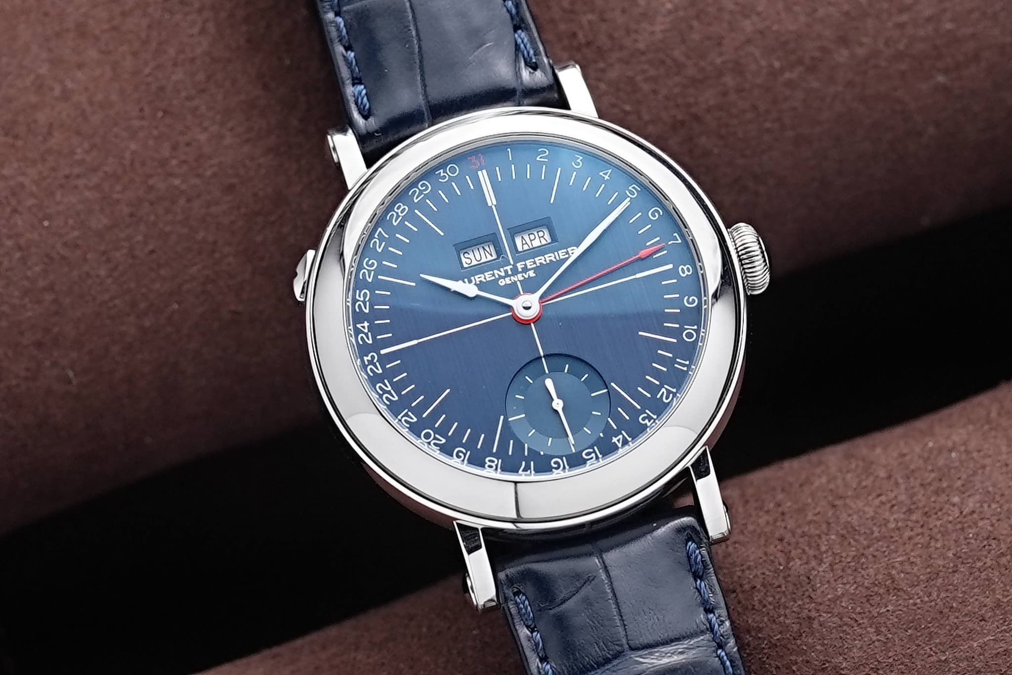May be an image of wrist watch and text that says '2 3 4 5 G 7 APR SUN RENTFE ERRIEE GRNEVE ENTFERRIEP GENEVE 2G ១ 10 = ਟा ن ול ופ SI 8 41'