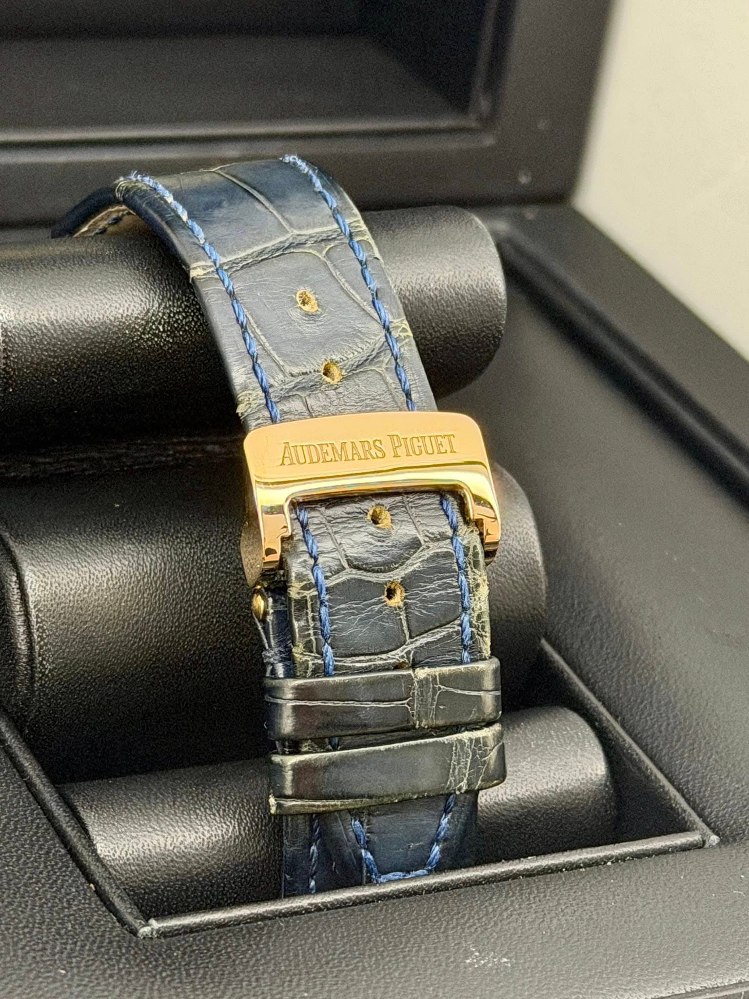May be an image of saddle-stitched leather, wrist watch and text that says 'AUDEMARS AUDEMARSPIGUET PIGUET'