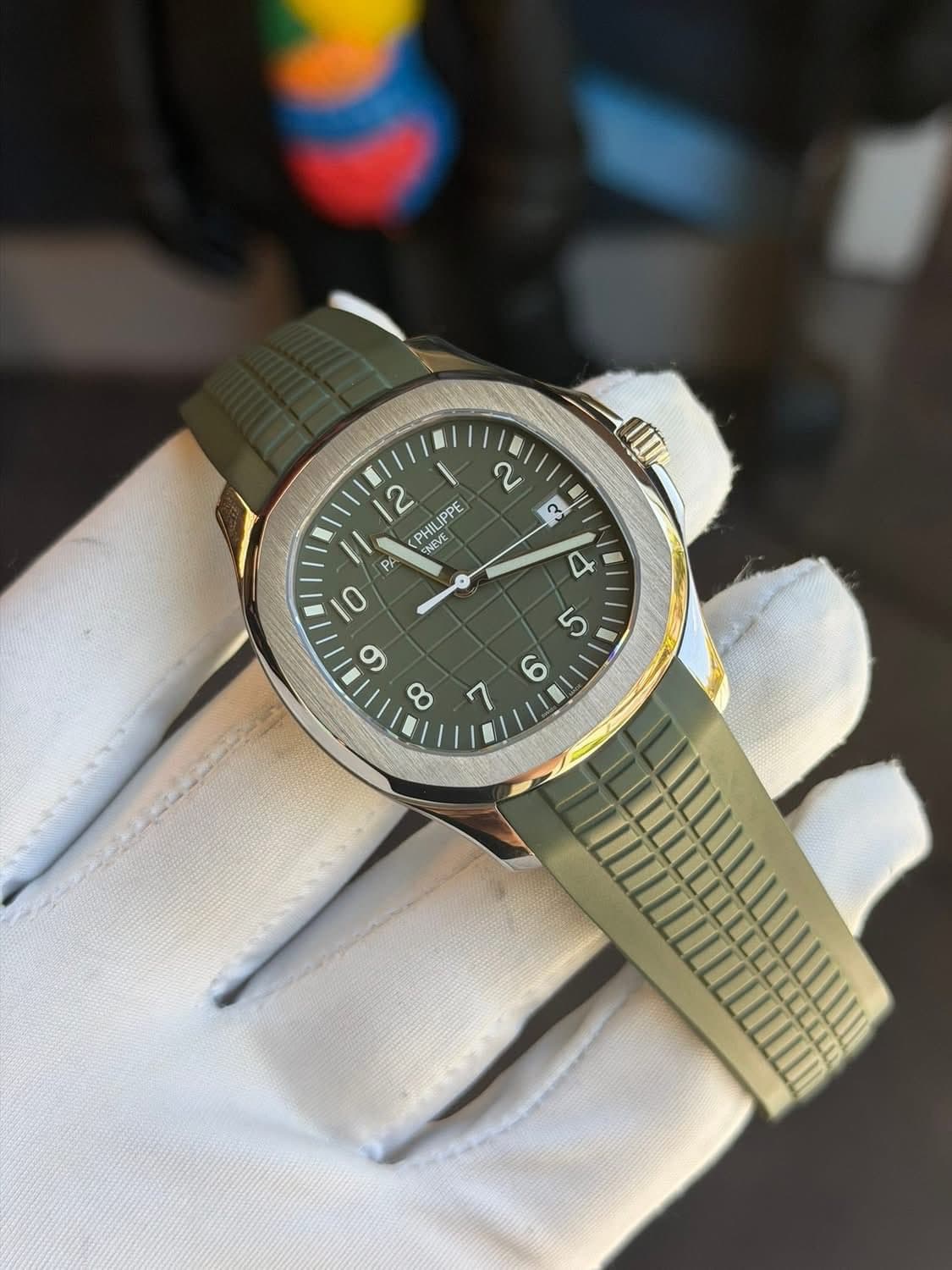 May be an image of wrist watch and text that says '2 IW ل 2 IPPE PHIL CEVS PHILIPPE SNEV SNEVE PA O 4 ഗ 6 9 8 7'