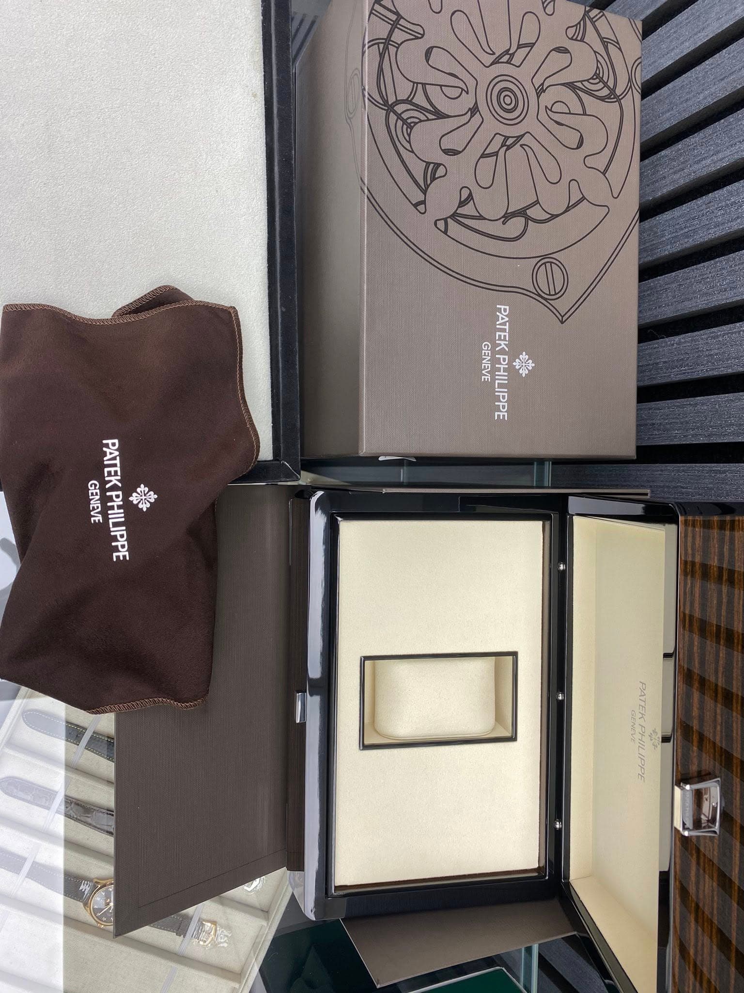 May be an image of wrist watch and text that says 'PATEK EH ENA GENEVE ΜKΛM PHILIPPE 楽し PATEKPHILIPP 華 PATEK GENEVE PHILIPPE PATEKPHILIPPE ቅ 中'