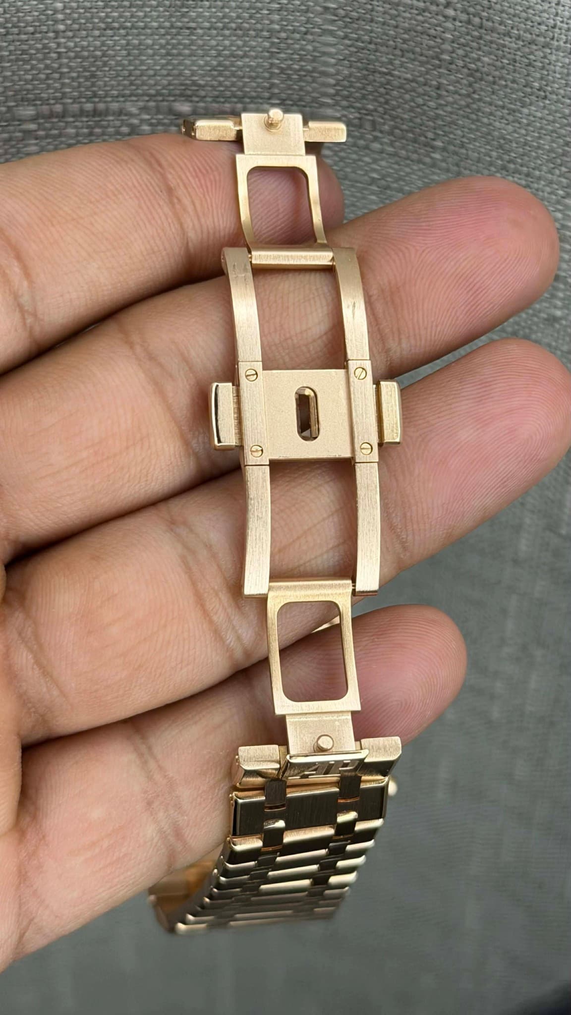 May be an image of wrist watch and text that says '001 e 0 D'
