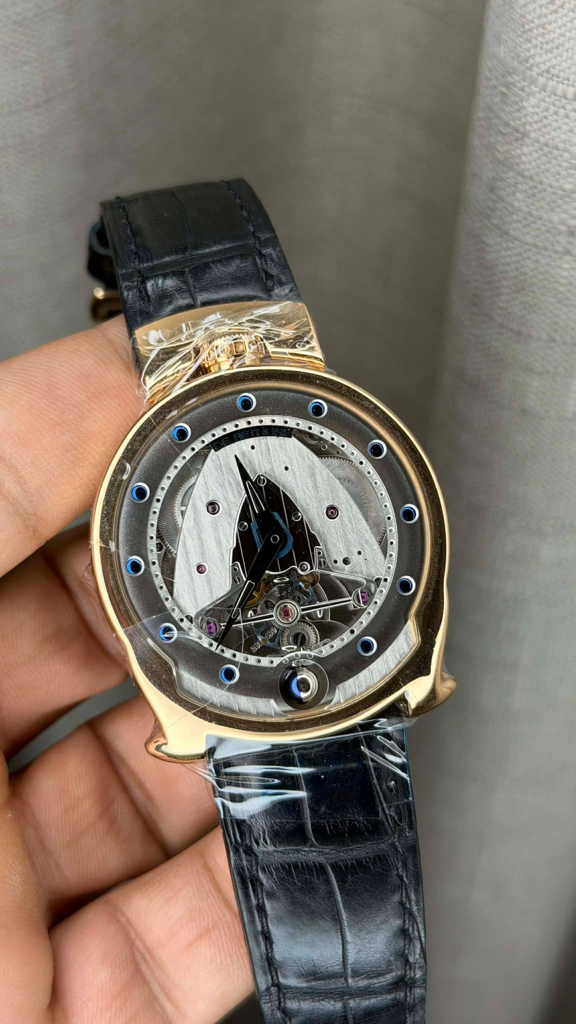 May be an image of wrist watch and text that says 'O Ο ® O Ο DP D O'