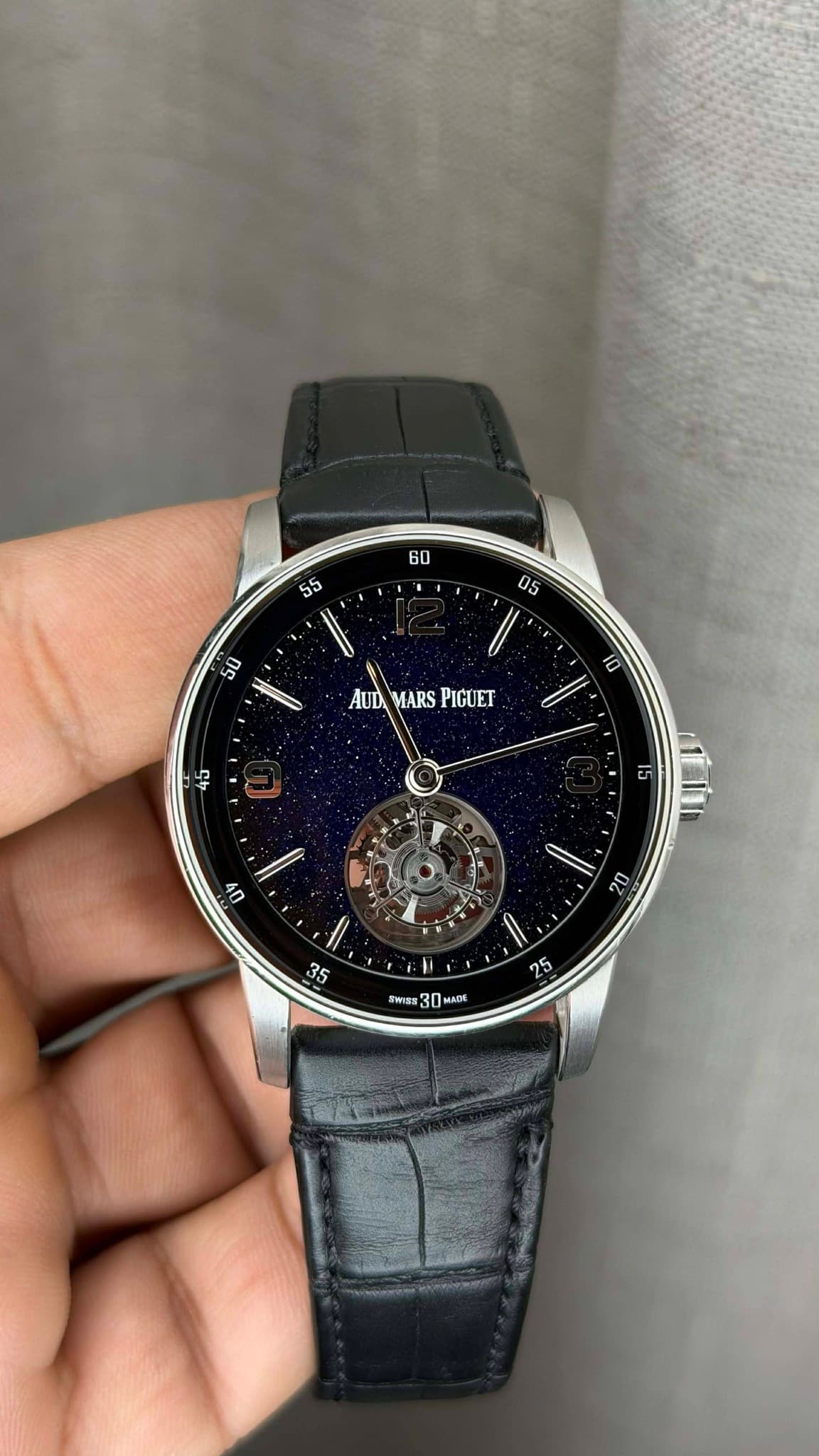 May be an image of wrist watch and text that says ' AUD MARS PIGUET 10 好 15 TỨT 40 t ح SWSS 30 MADE'