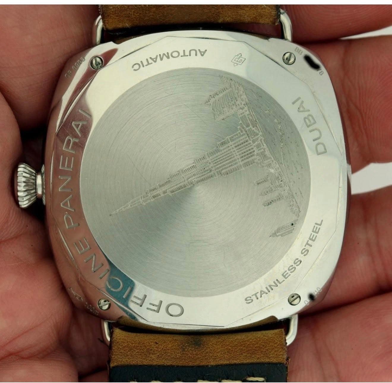 May be an image of wrist watch and text that says '小 6 M'