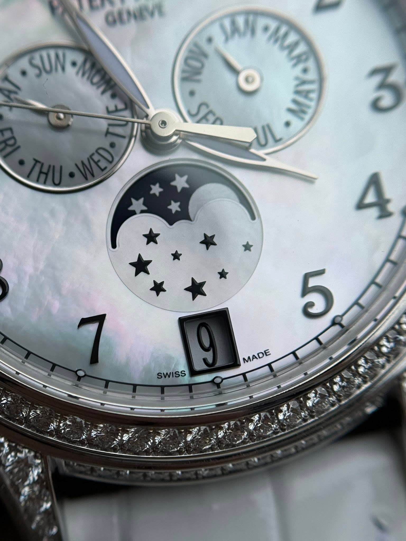 May be an image of wrist watch and text that says 'SUN GENEVE HOM SEP UL MAX 3 4 5 7 SWISS MADE'