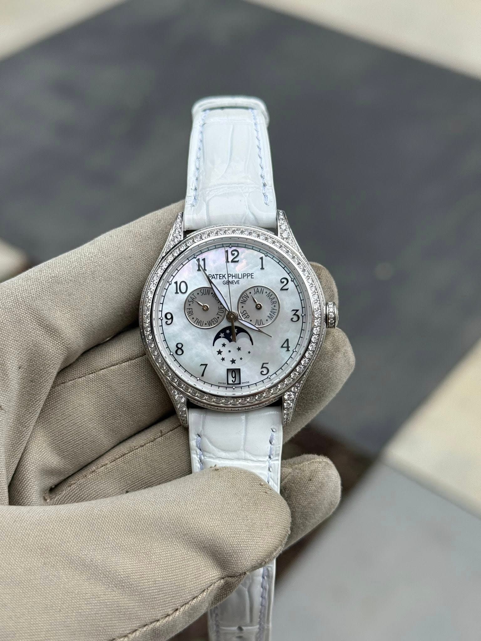May be an image of wrist watch and text that says ' PATEK ATEKPHILIPPE PHIL LIPPE GENEVE NIEV 2 M 9 ه 1M M * '