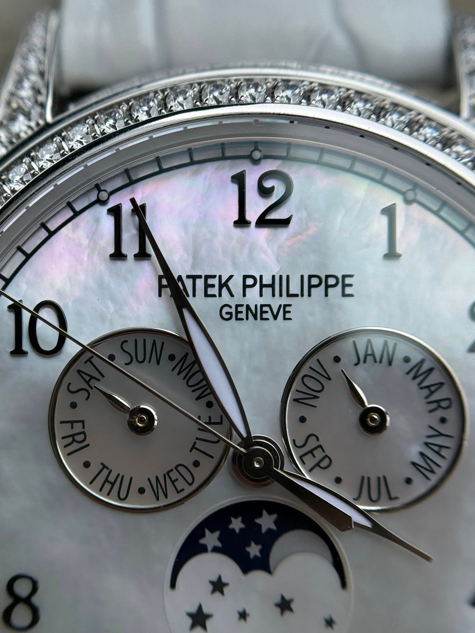 May be an image of wrist watch and text that says '12 11 1 ATEK PHILIPPE 10 GENEVE JAN'