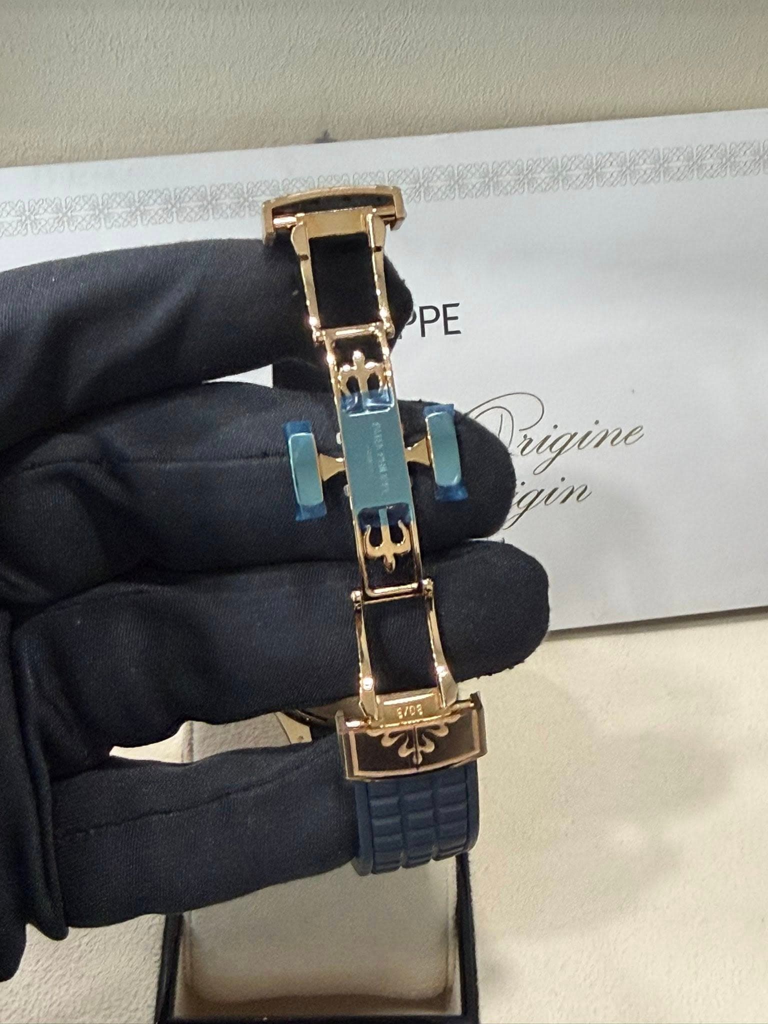 May be an image of wrist watch and text that says 'PE Prigine gin ابب $/08'