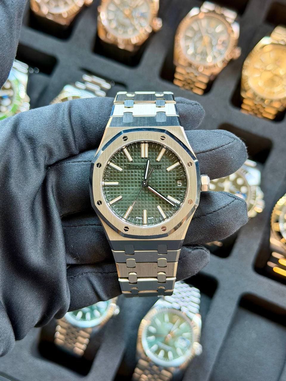 May be an image of wrist watch and text that says '一 5 会'