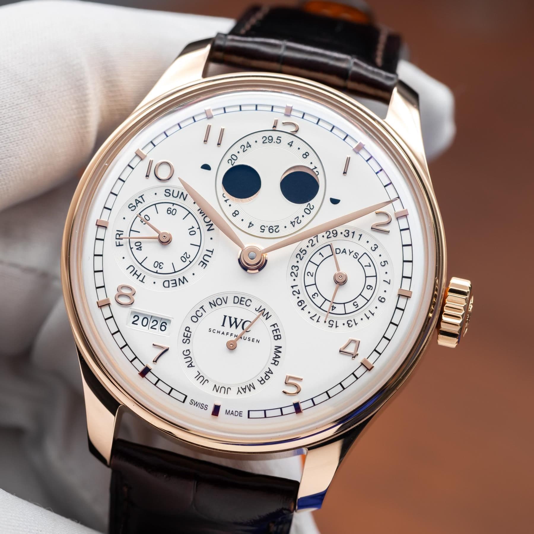 May be an image of wrist watch and text that says ' ሪ 225 · DA 2 3 1O SAT SUN 60 FRI 40 10 MON 20 C TUE THU O0 00 WEE NOVDEC DEC ح 20:26 OCT NOV Iwd JAN SEP SCHAPPA USEN FEB ๑ถช…