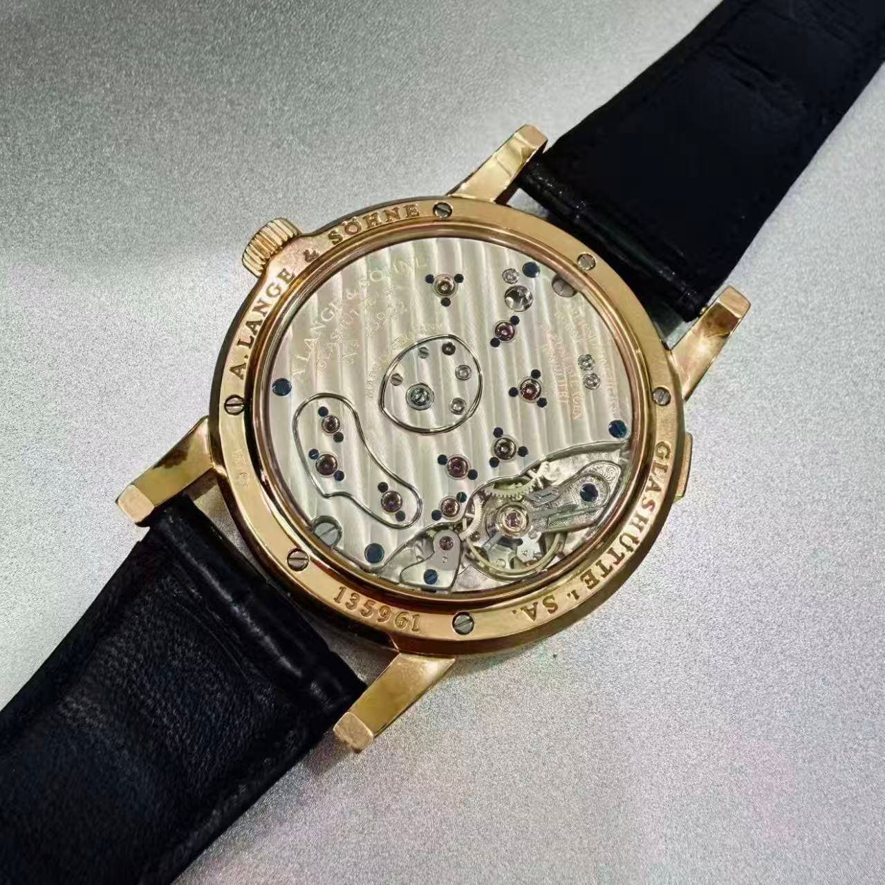 May be an image of wrist watch and text that says 'CCOI SORNEO SORNE A.LANGE LANGE Ε A O မ 98 ® SH O 13596L SS'
