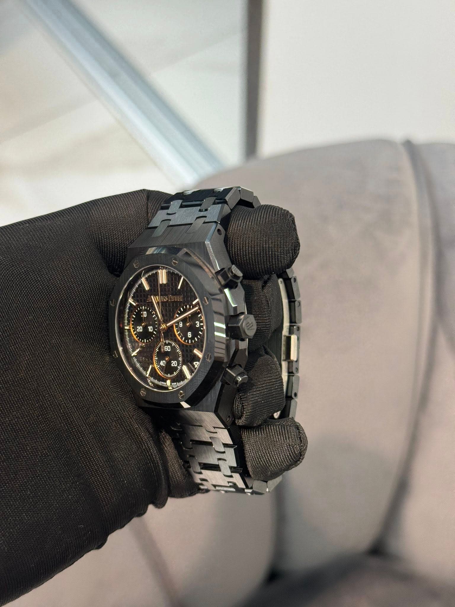 May be an image of digital watch and text that says 'D = S い 0 &'